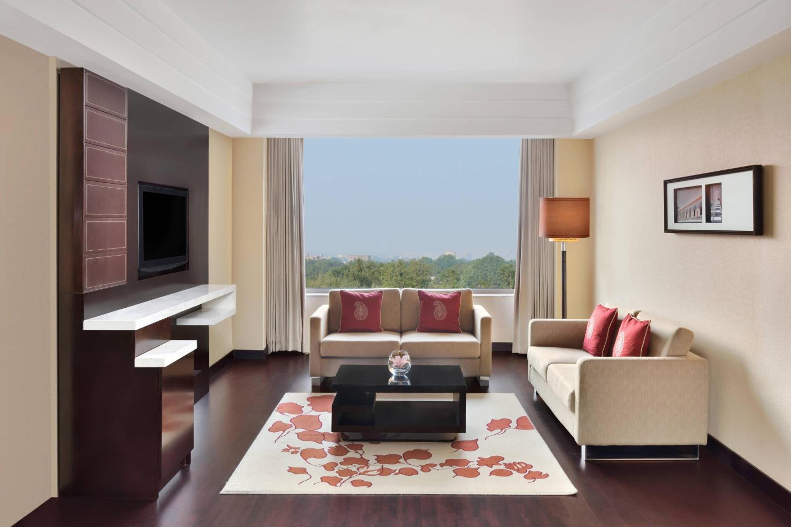 Suite, Bath Tub, Cocktail Hours at Lounge18(IMFL)(6PM-8PM), 1 complimentary minibar (soft beverages), 2way airport transfer, INR1000 hotel Credit per stay on spa/food/soft beverages(non-cumulative), B1G1 on select beers at Lounge18(4PM-6PM) - Photo 3