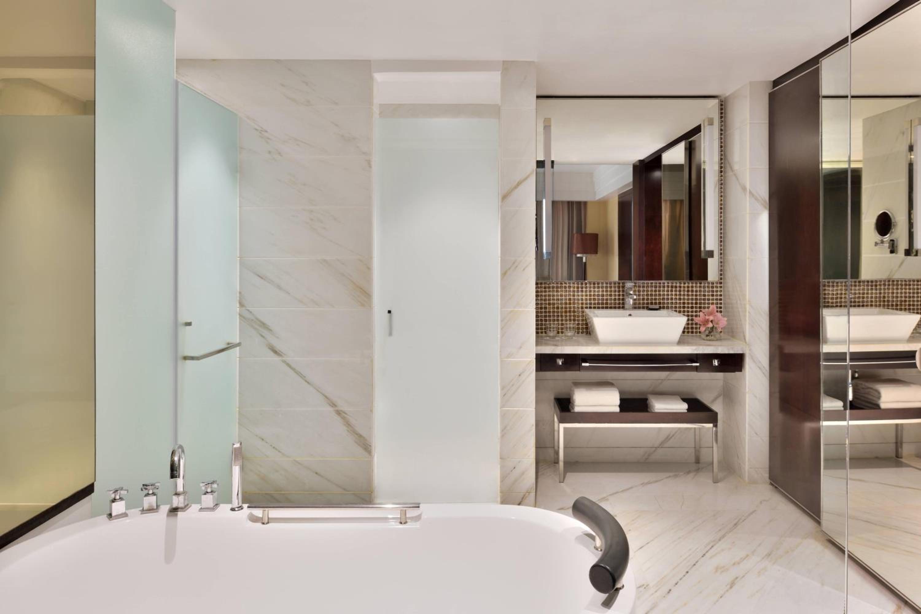Suite, Bath Tub, Cocktail Hours at Lounge18(IMFL)(6PM-8PM), 1 complimentary minibar (soft beverages), 2way airport transfer, INR1000 hotel Credit per stay on spa/food/soft beverages(non-cumulative), B1G1 on select beers at Lounge18(4PM-6PM) - Photo 2