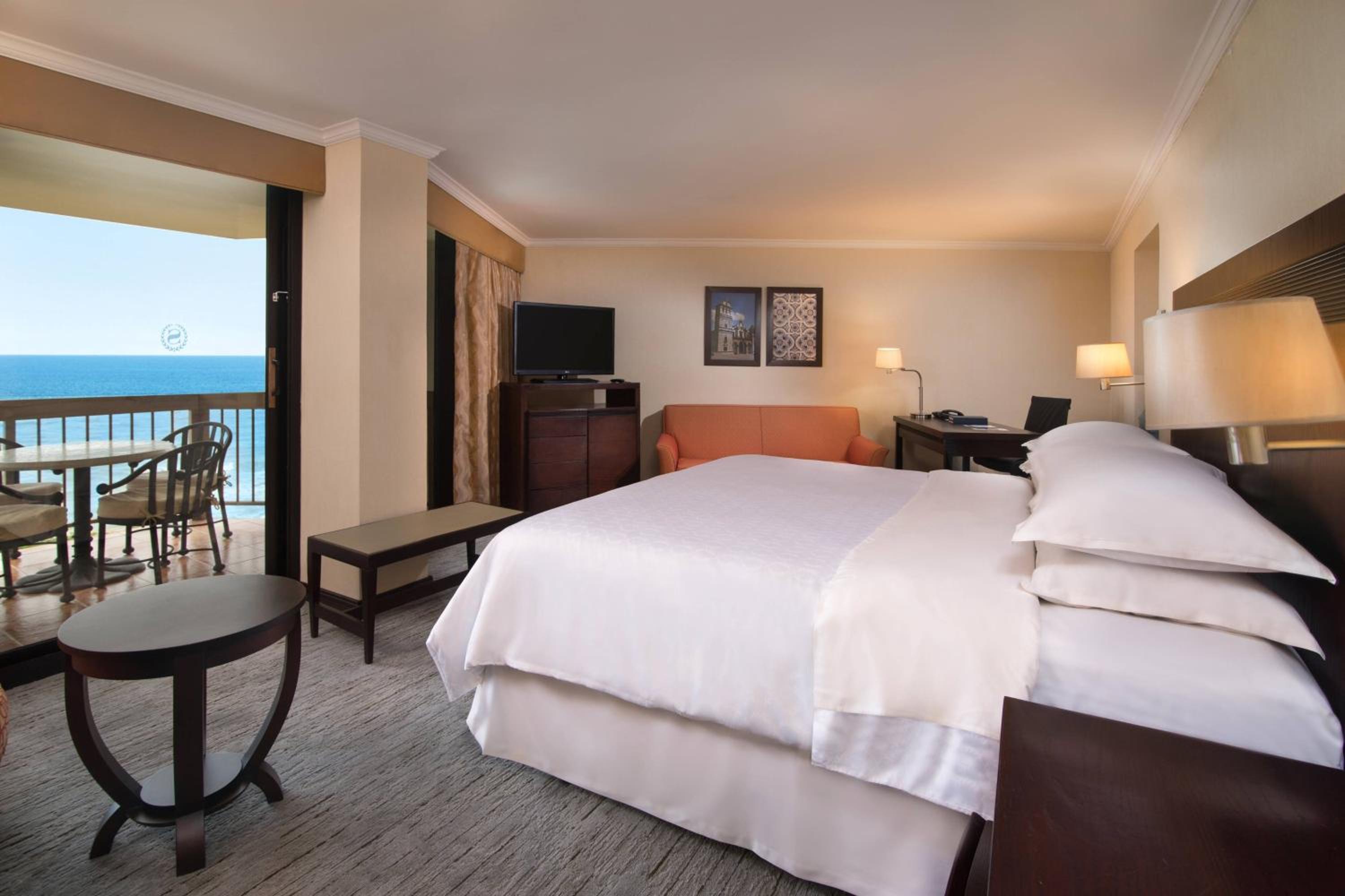 Club lounge access, 1 Bedroom Junior Suite, 1 King, Balcony - Photo 4