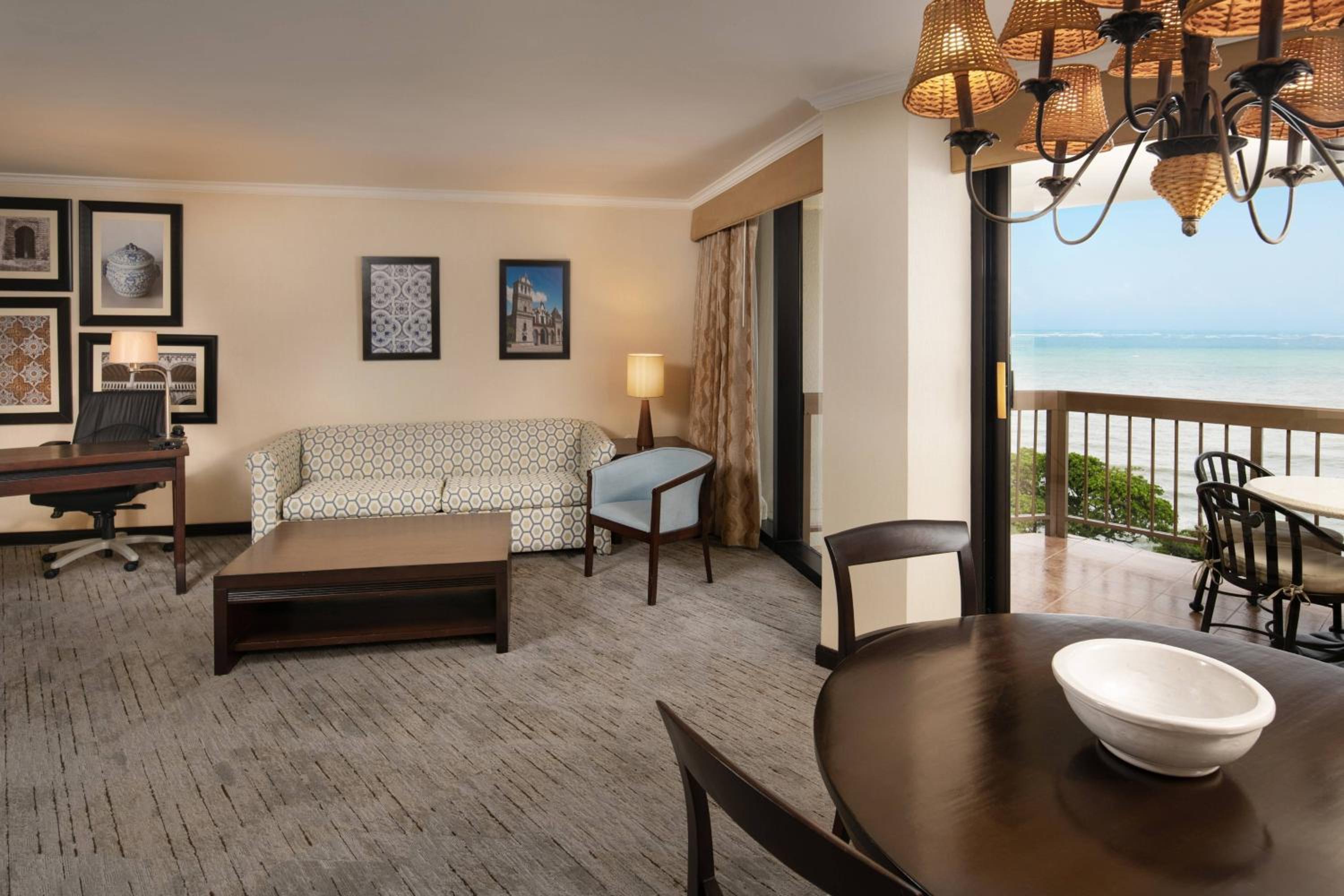 Club lounge access, 1 Bedroom Larger Suite, Oceanfront - Photo 3