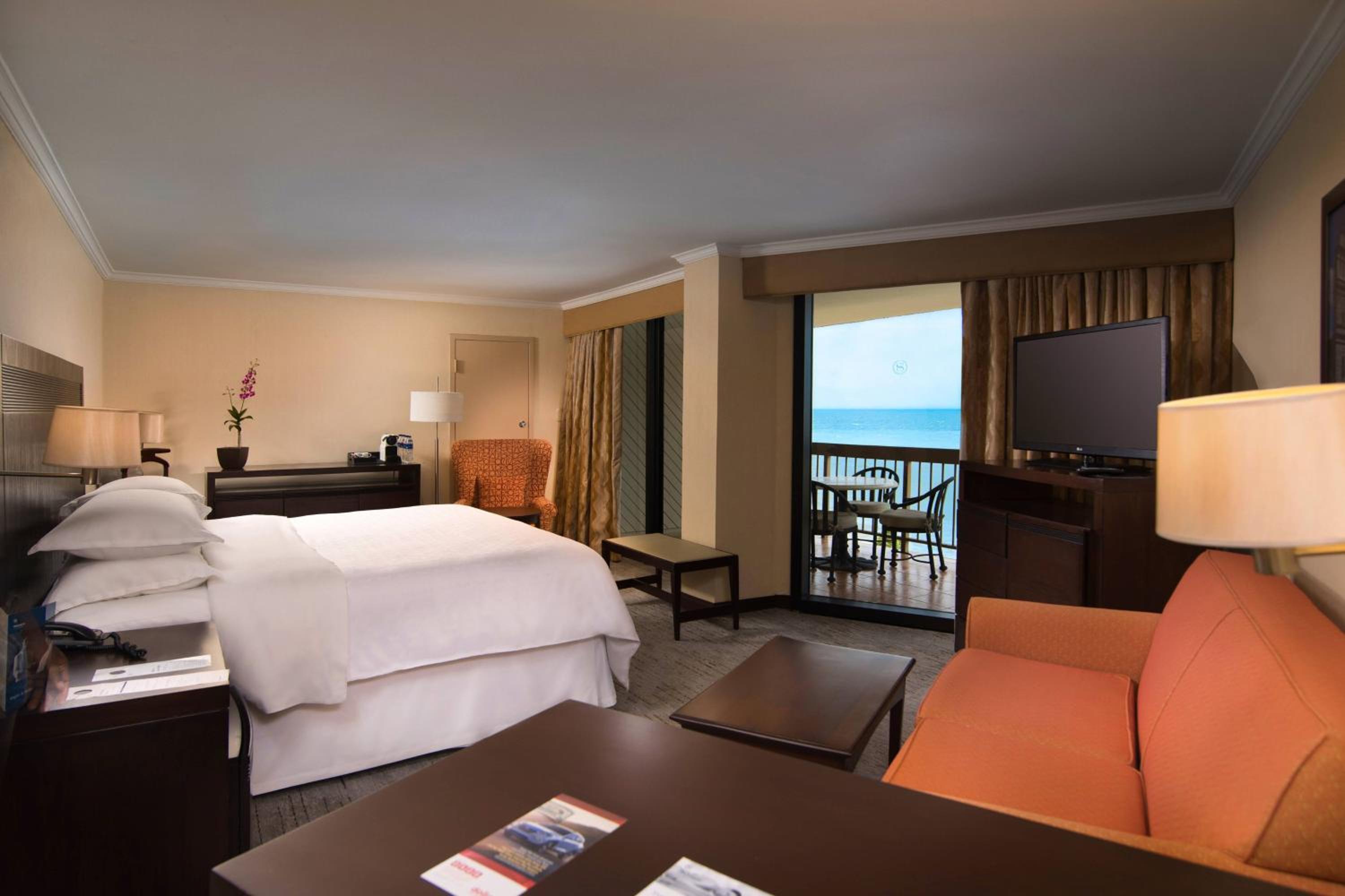 Club lounge access, 1 Bedroom Junior Suite, 1 King, Balcony - Photo 5