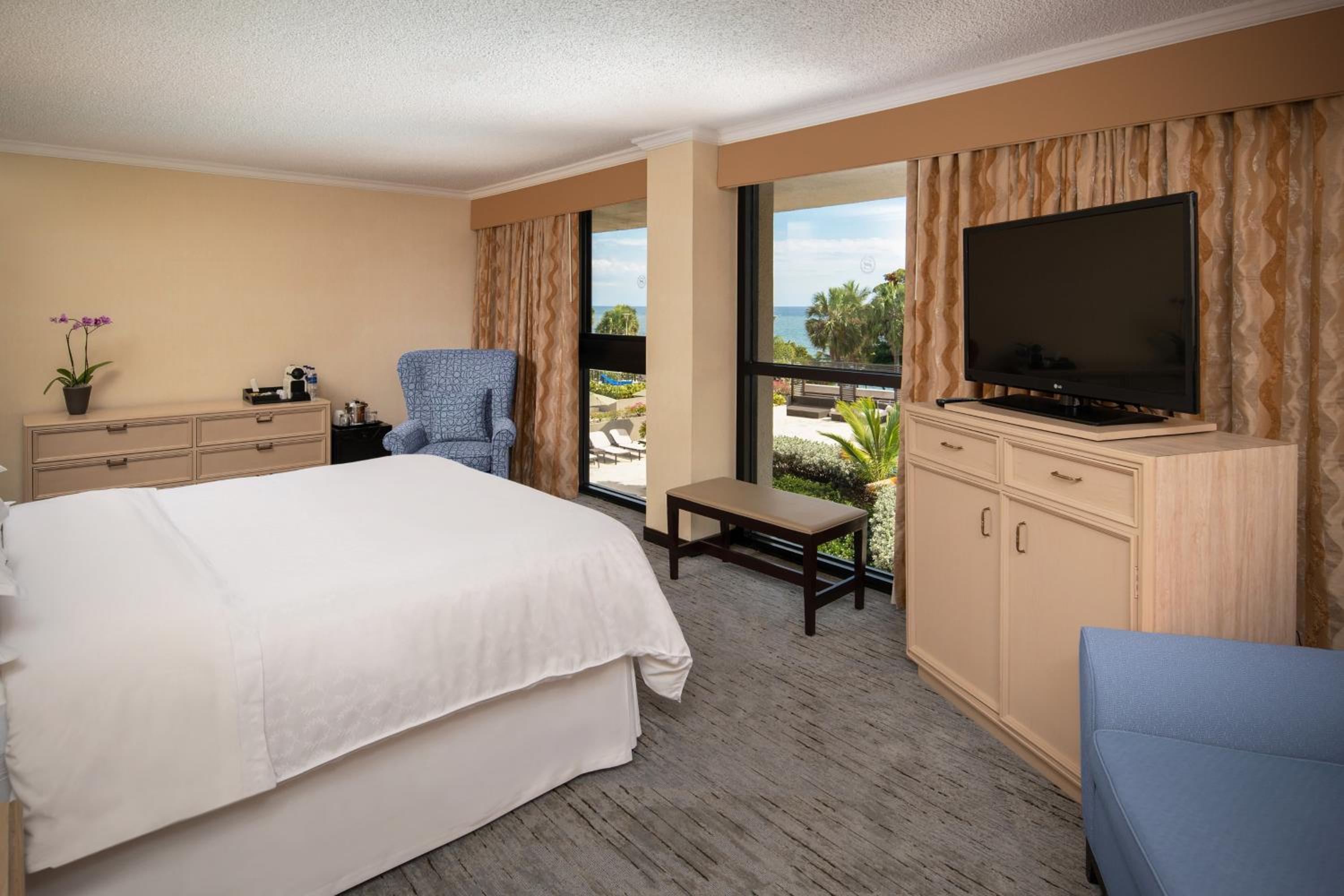 Club lounge access, 1 Bedroom Junior Suite, 1 Queen - Photo 5