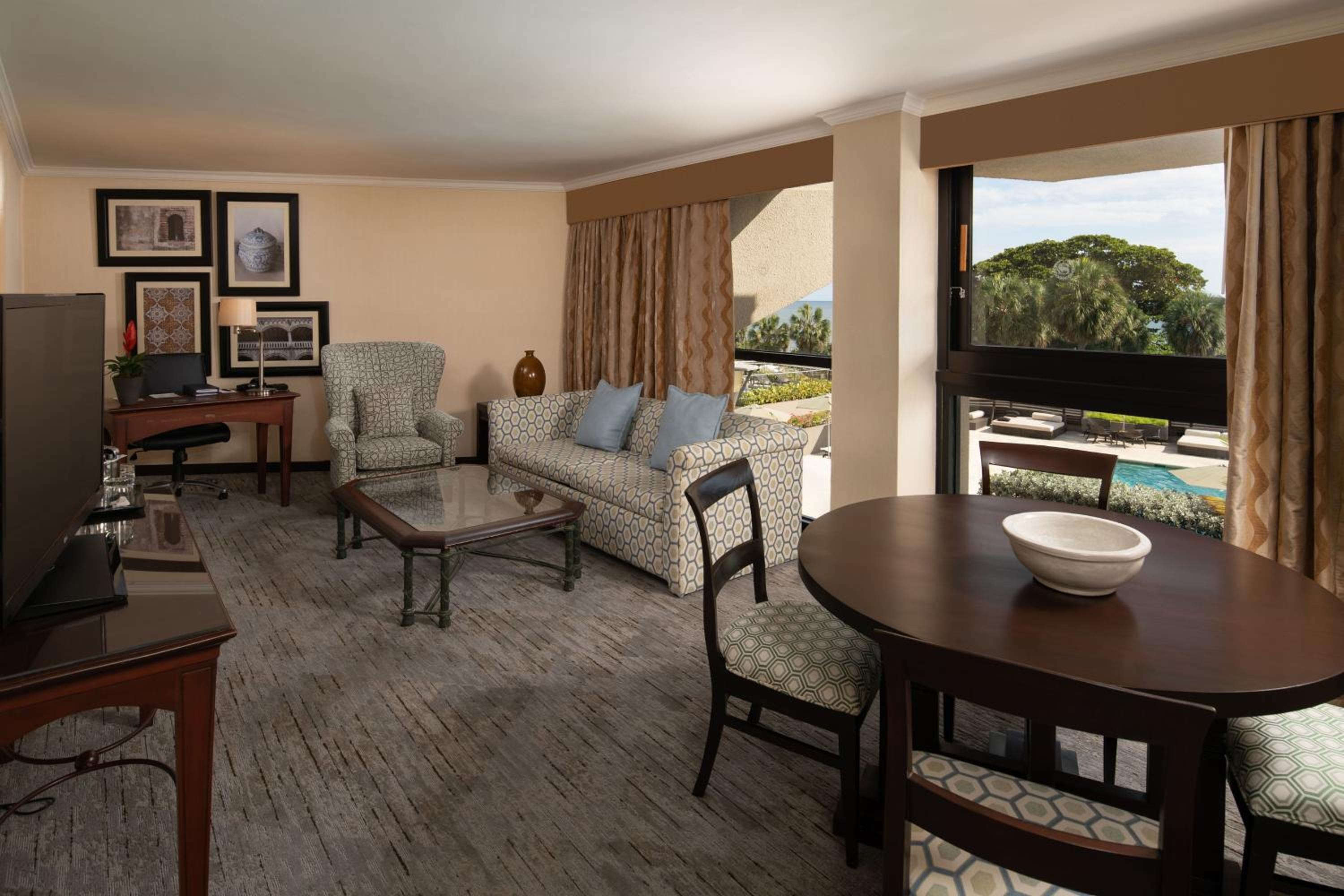 Club lounge access, 1 Bedroom Studio Suite, Pool front view