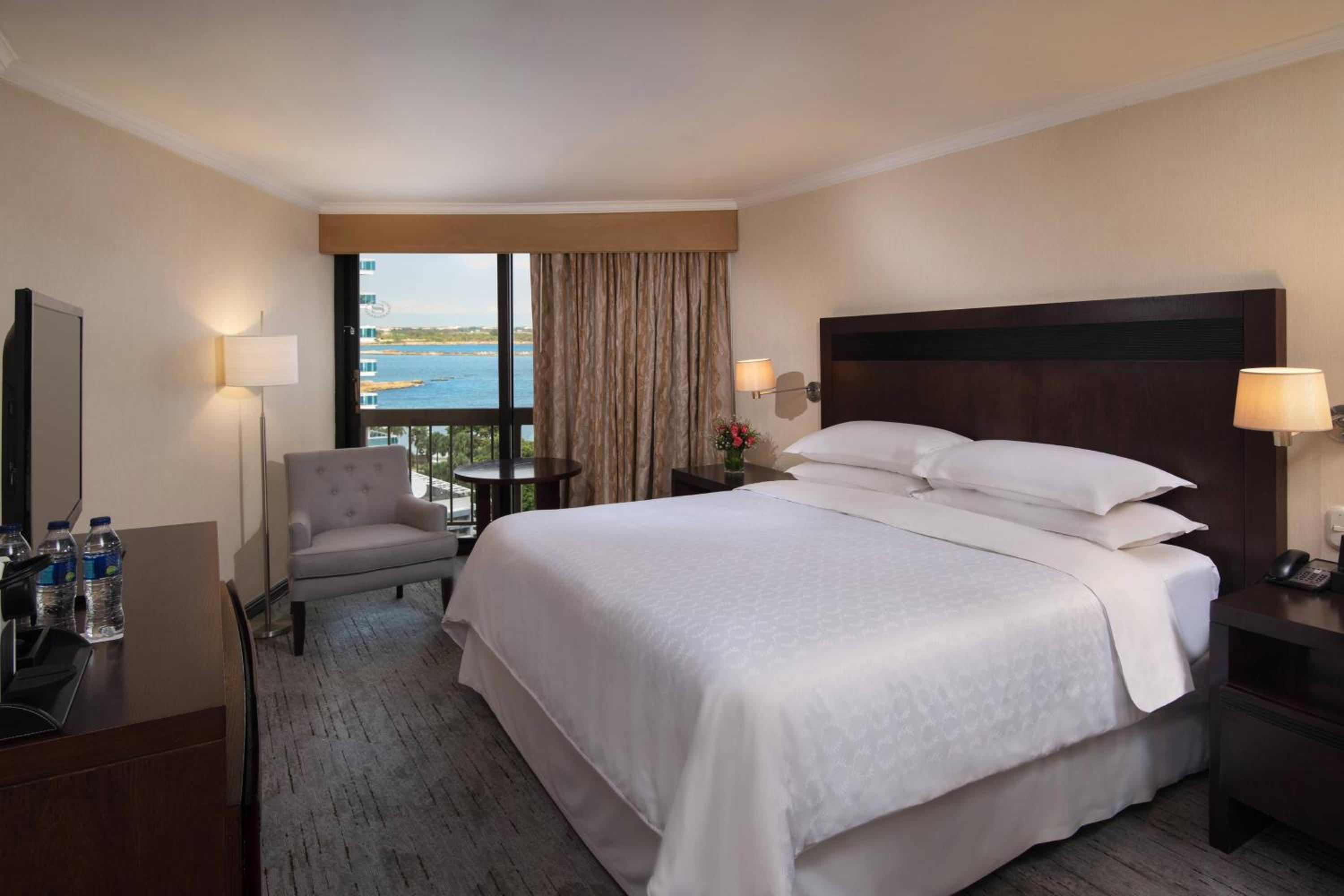 Club lounge access, Larger Guest room, 1 King, Ocean view - Photo 10