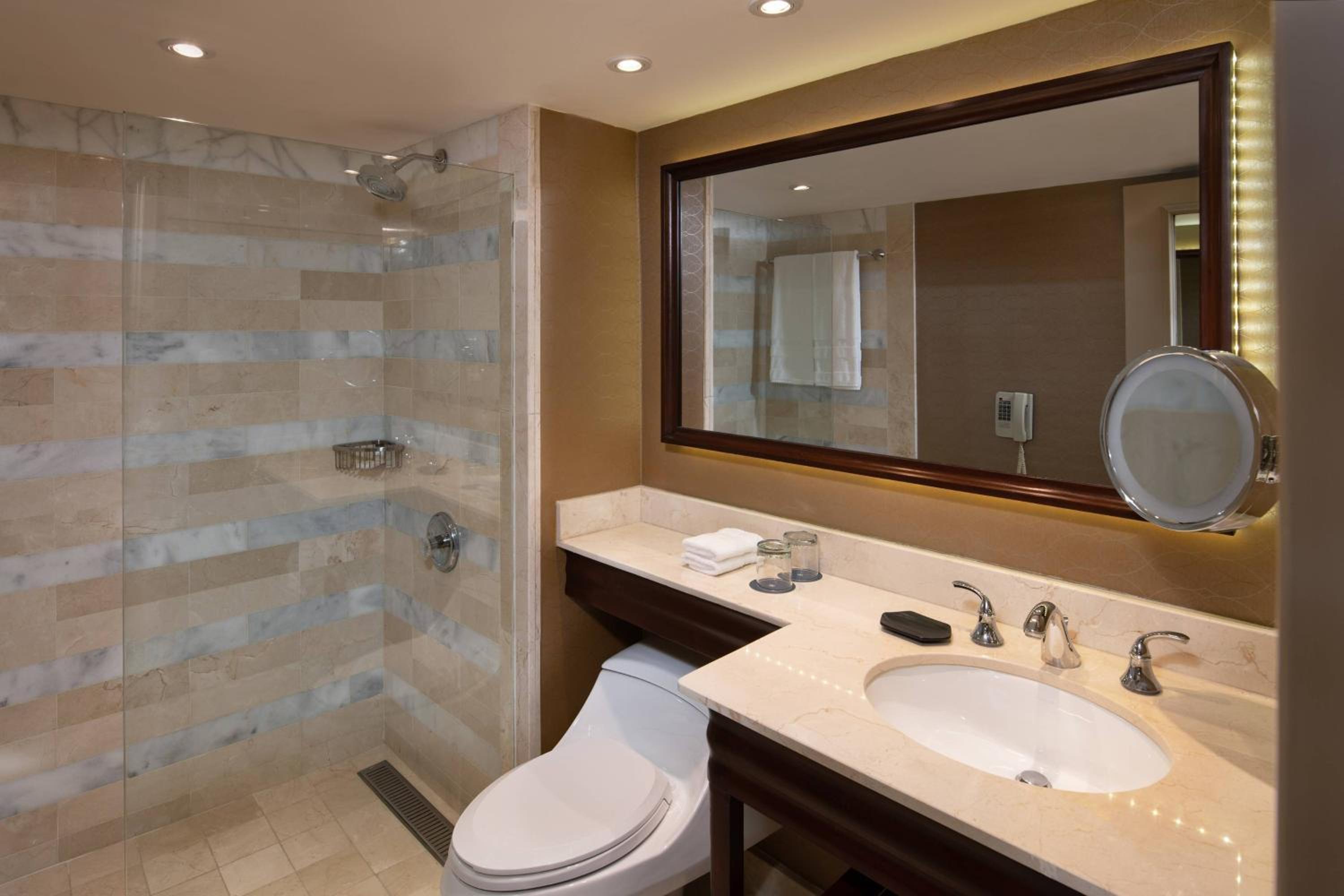 Club lounge access, 1 Bedroom Junior Suite, 1 King, Balcony - Photo 6