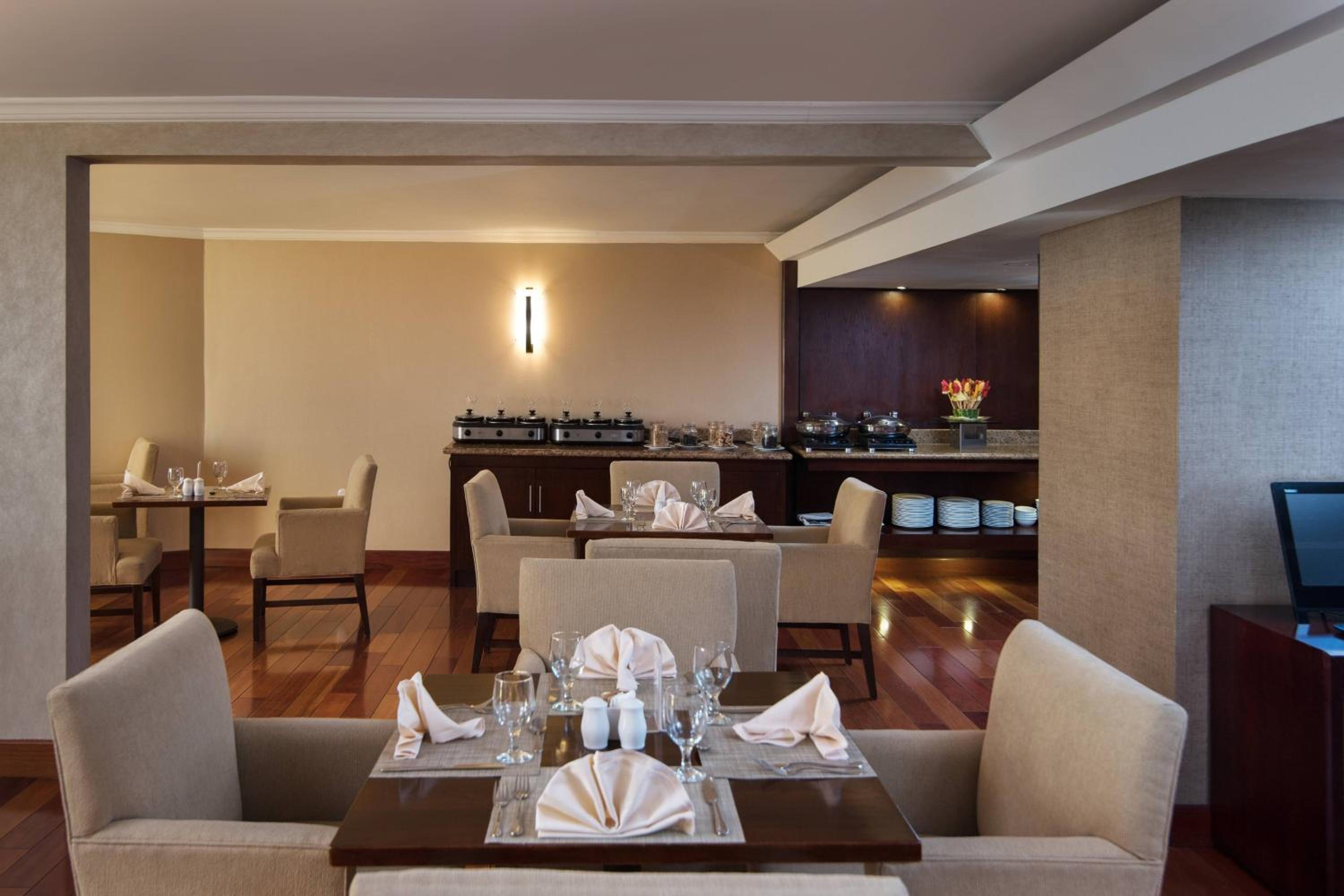 Club lounge access, Larger Guest room, 1 King, Ocean view - Photo 11