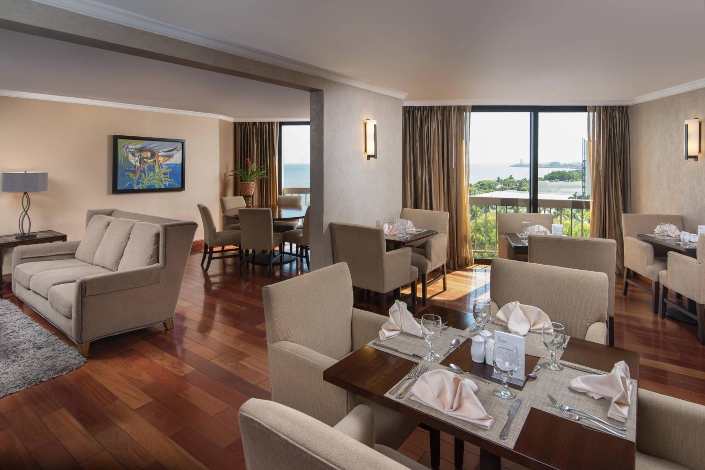 Club lounge access, Larger Guest room, 1 King, Ocean view - Photo 12