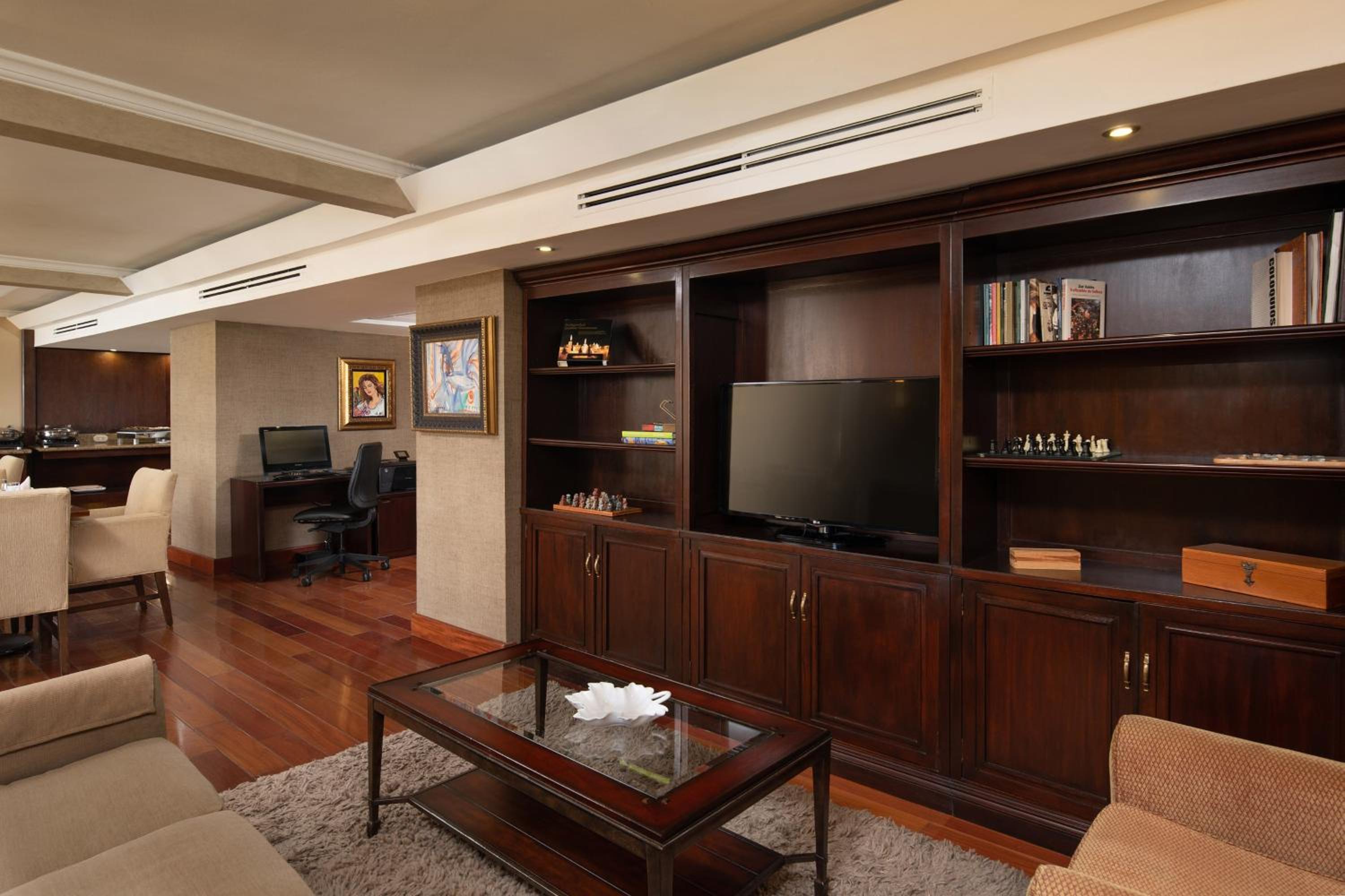 Club lounge access, Larger Guest room, 1 King, Ocean view - Photo 13