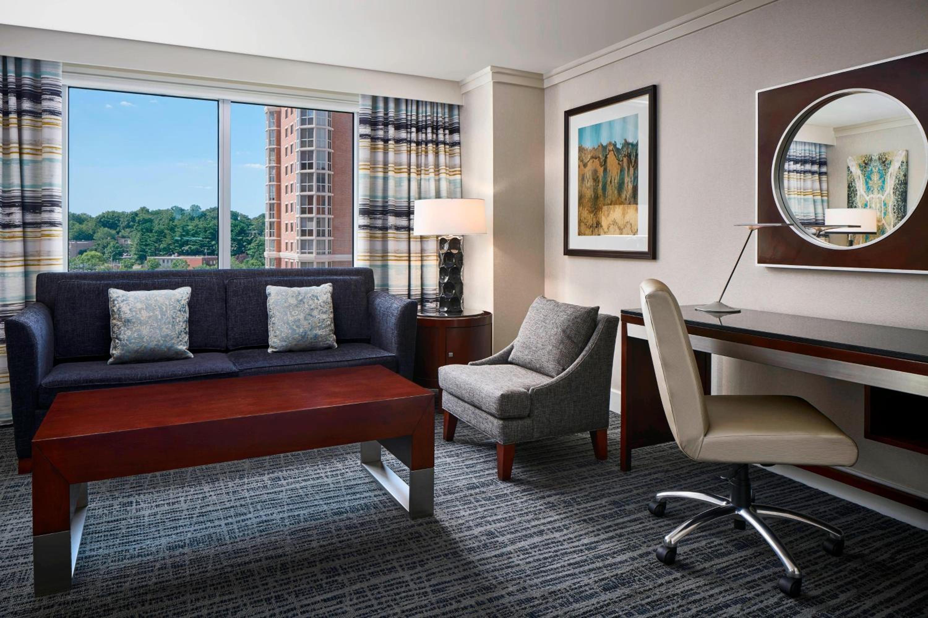 Executive Suite, 1 Bedroom Executive Suite, 1 King - Photo 1