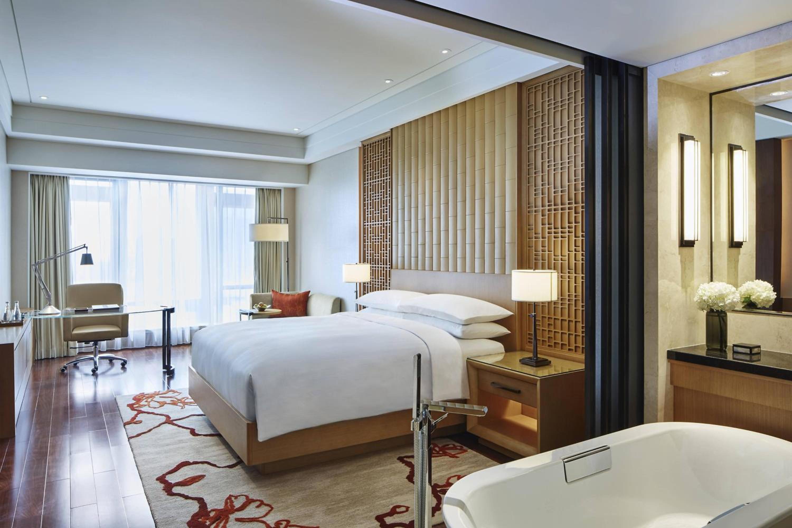 Deluxe, Guest room, 1 King, City view