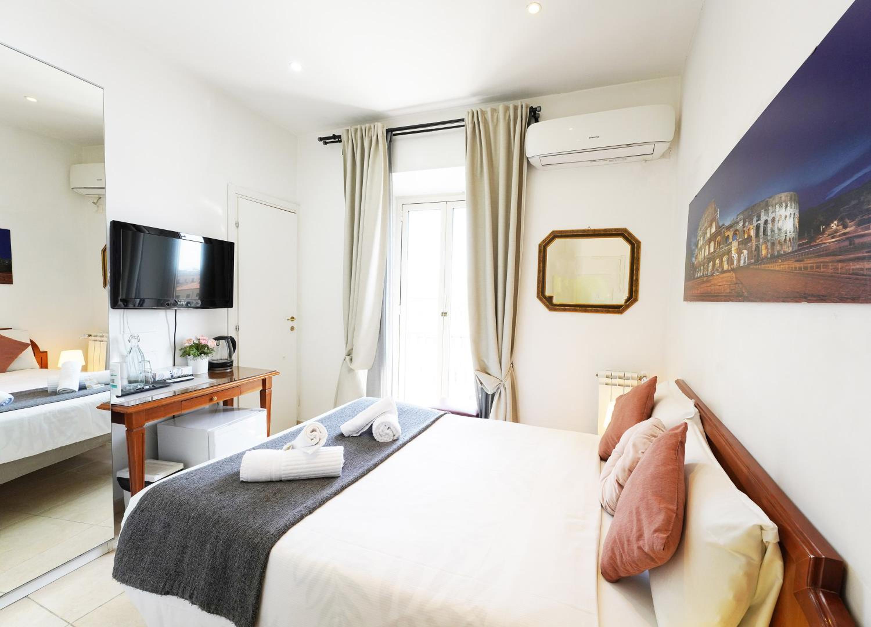Budget Double Room with Balcony photo 1