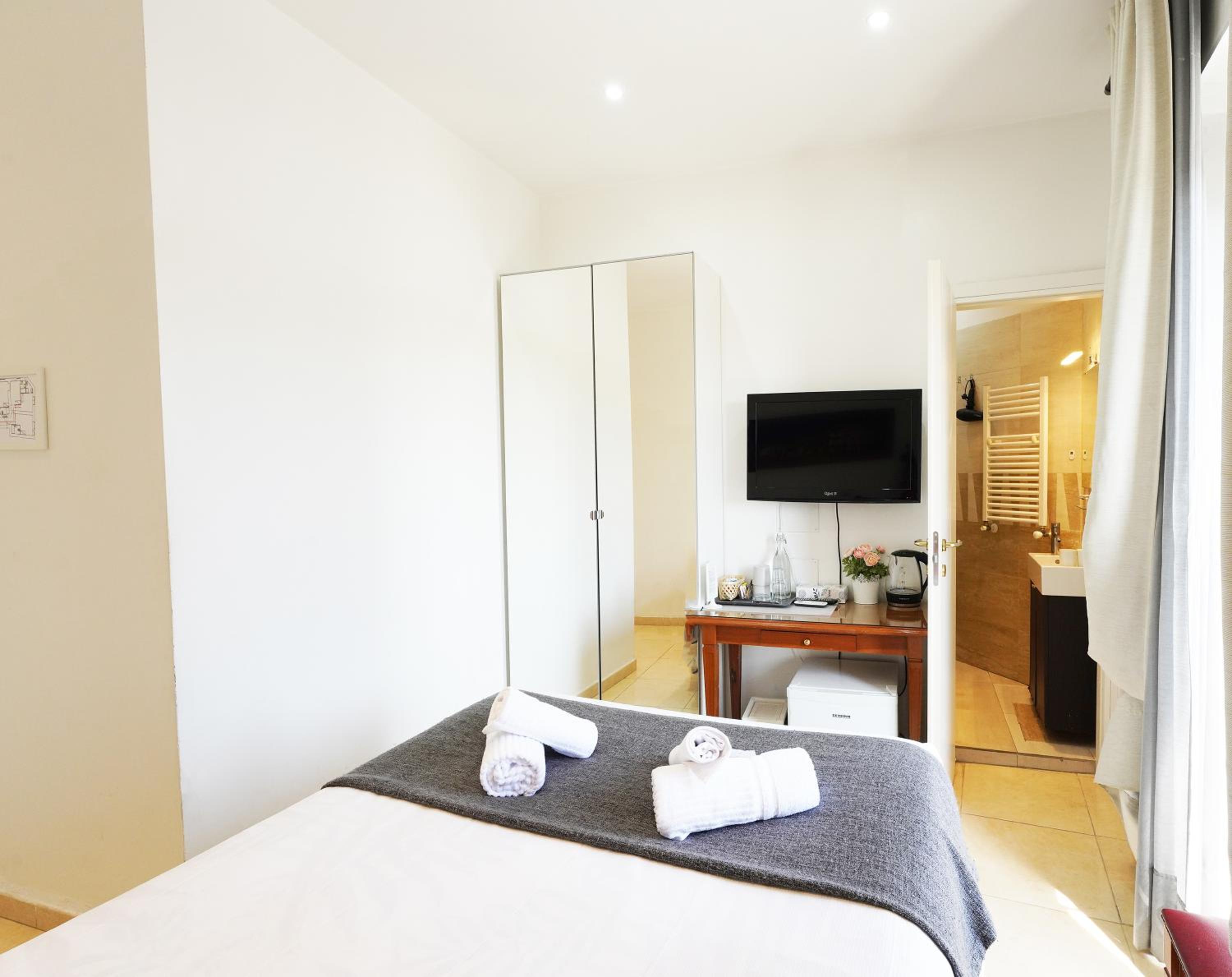 Budget Double Room with Balcony photo 2