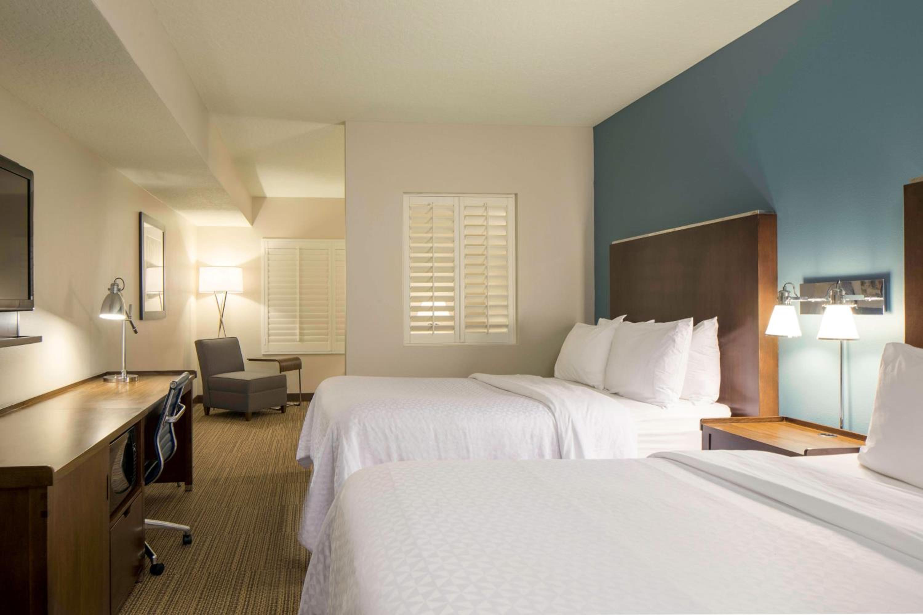 1 Bedroom Junior Suite, 2 Queen, Sofa bed, Atrium view - Photo 5