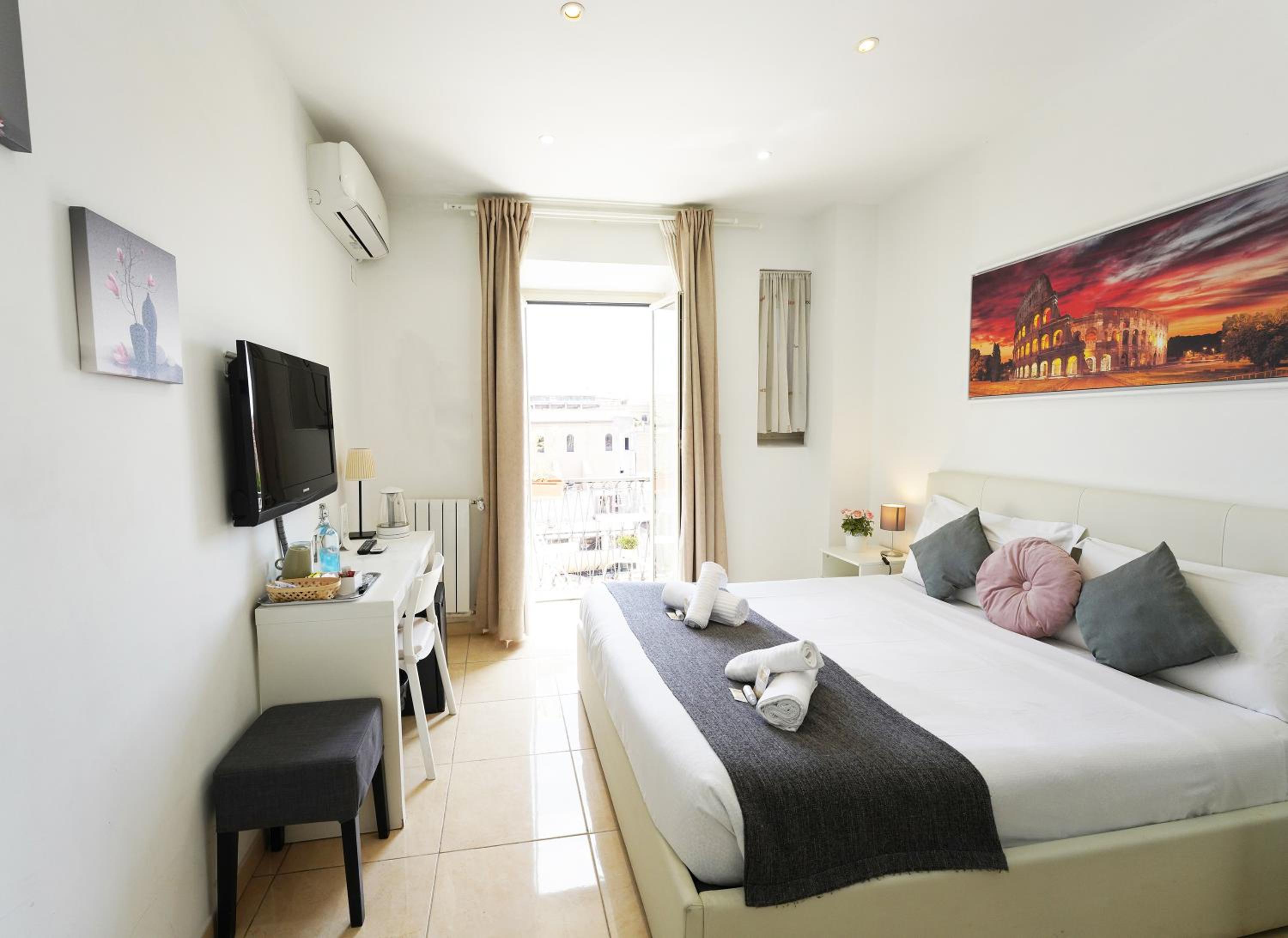 Standard Double Room with Balcony photo 2