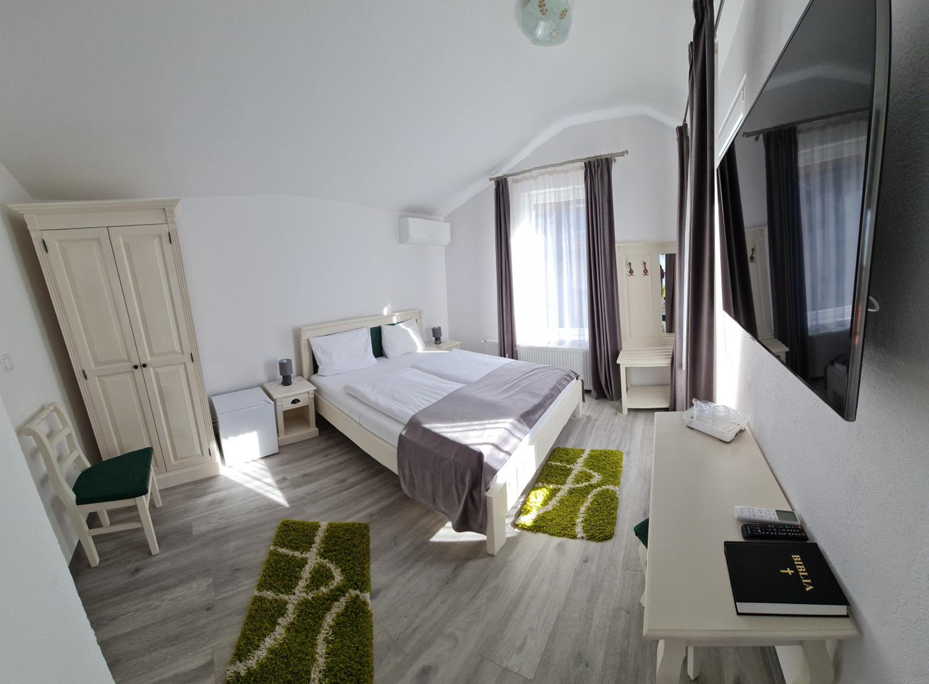 Budget Double Room - Photo 1