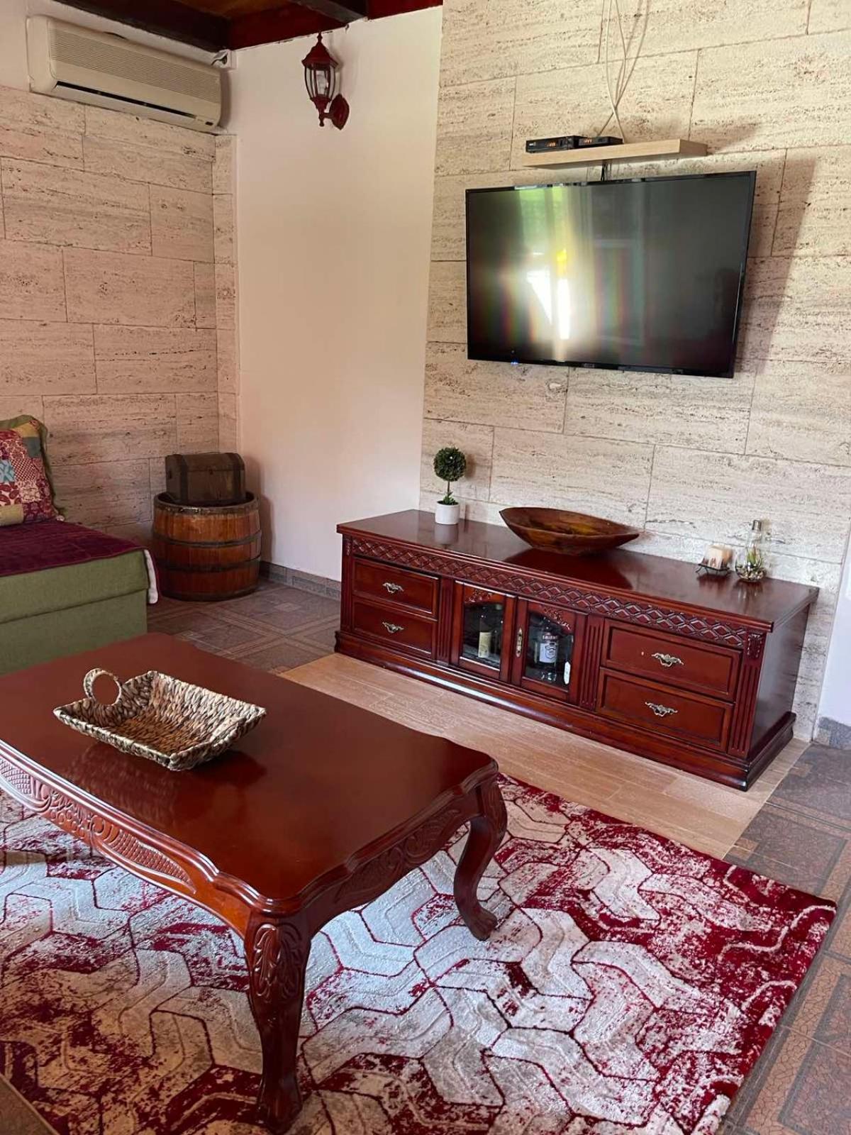 One-Bedroom House photo 1