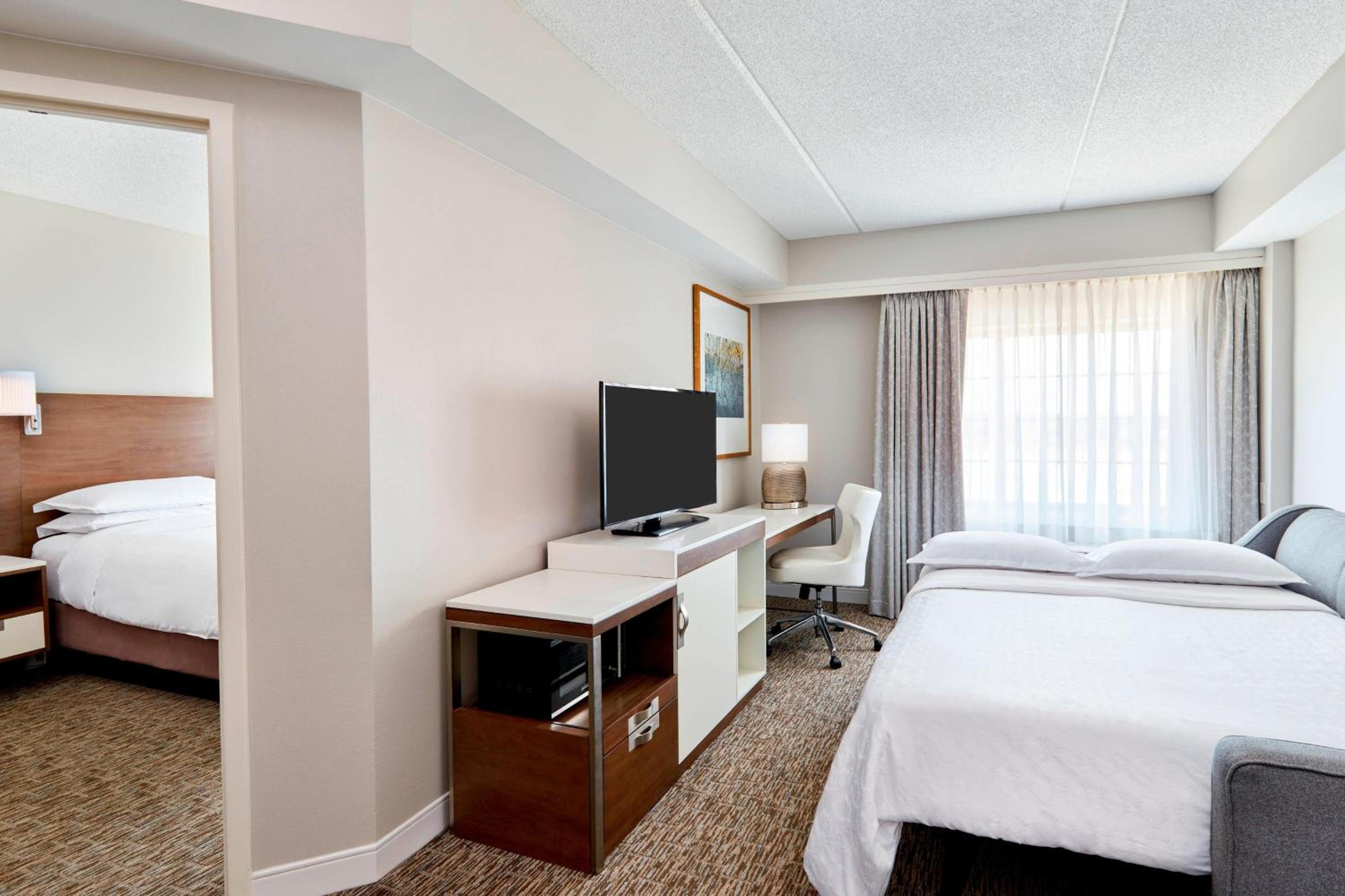 Executive Suite, 1 King, Alternate bed: sofa bed, Sofa bed - Photo 2