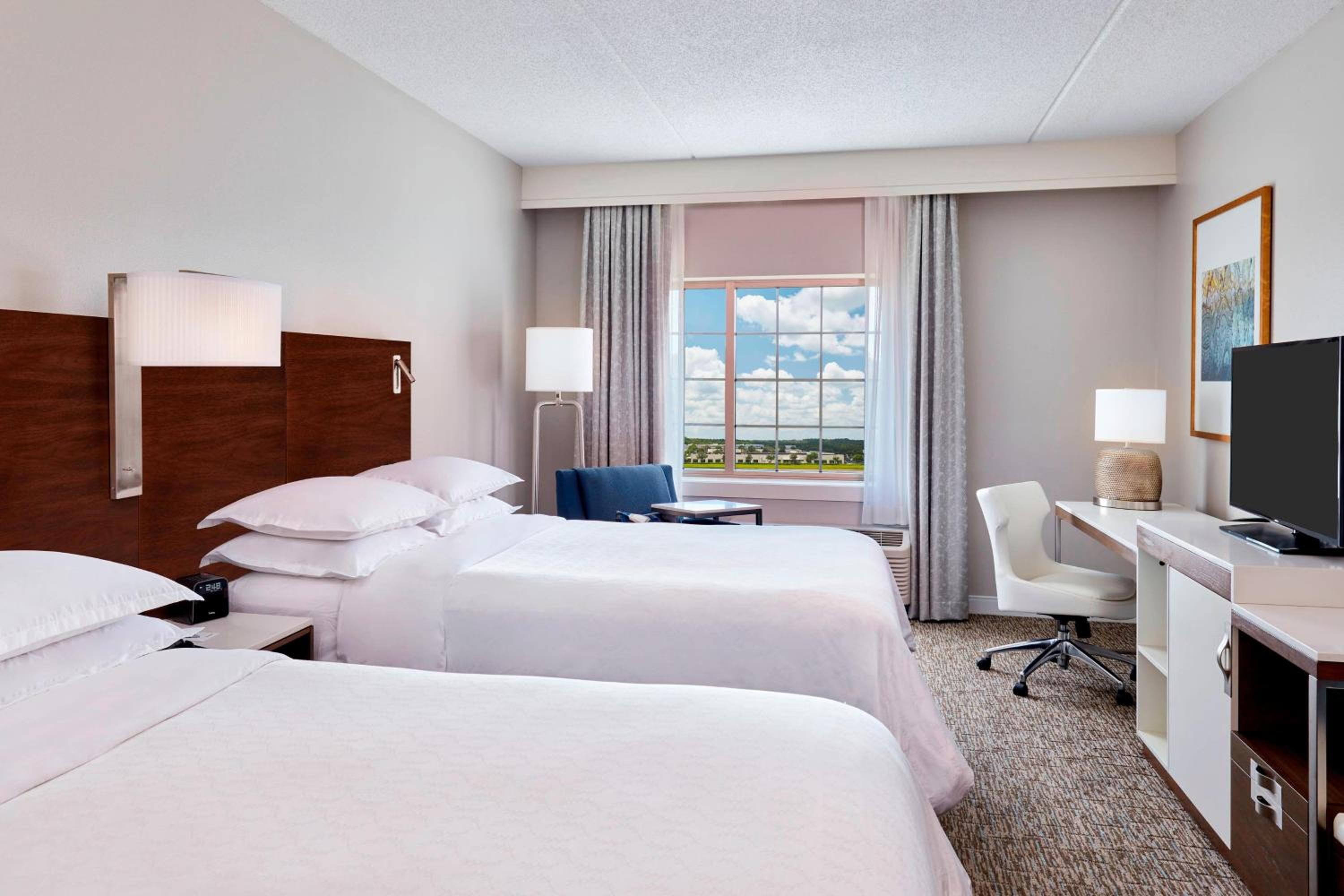 Traditional, Guest room, 2 Queen - Photo 11