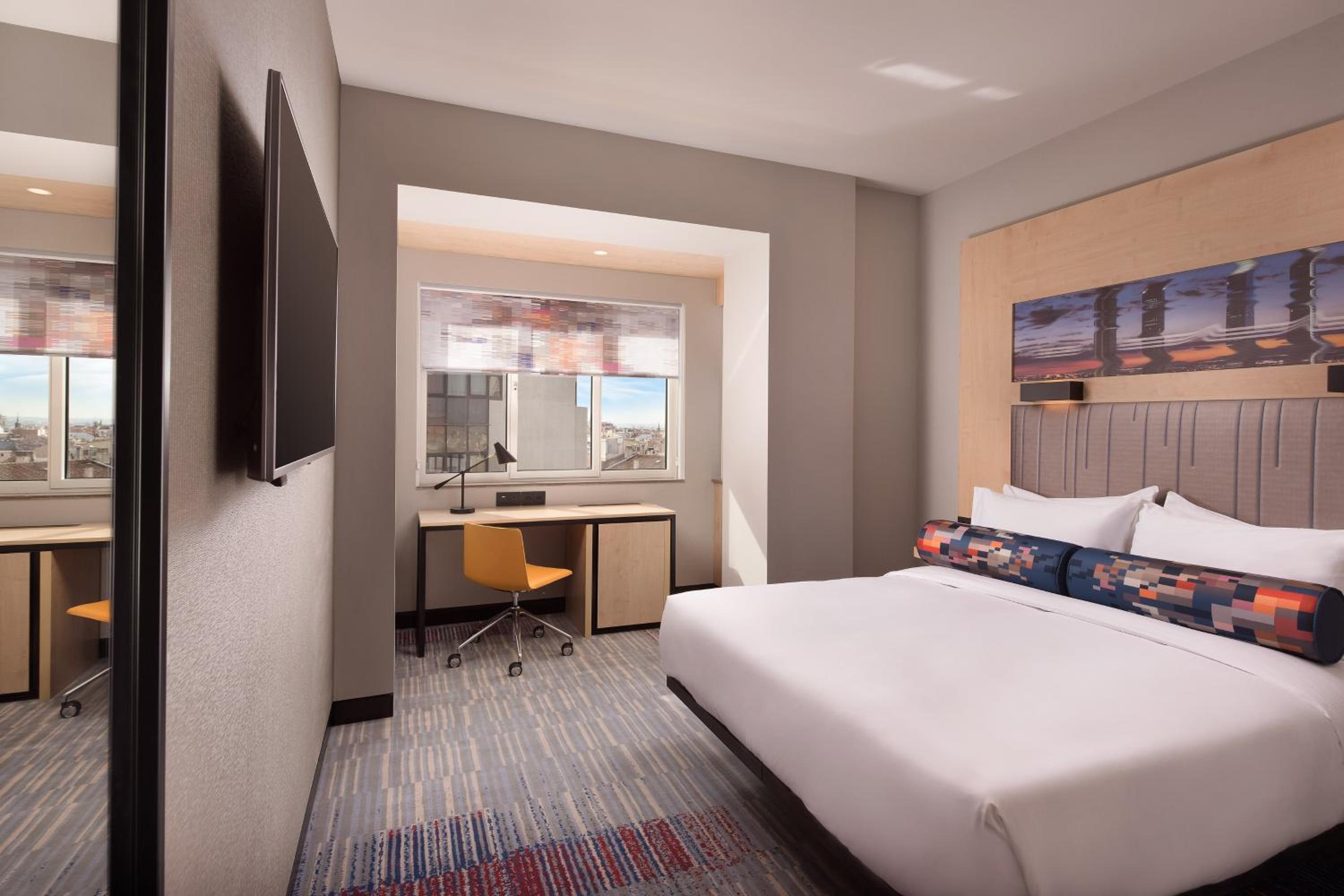 Aloft Queen Room thumbnail 5