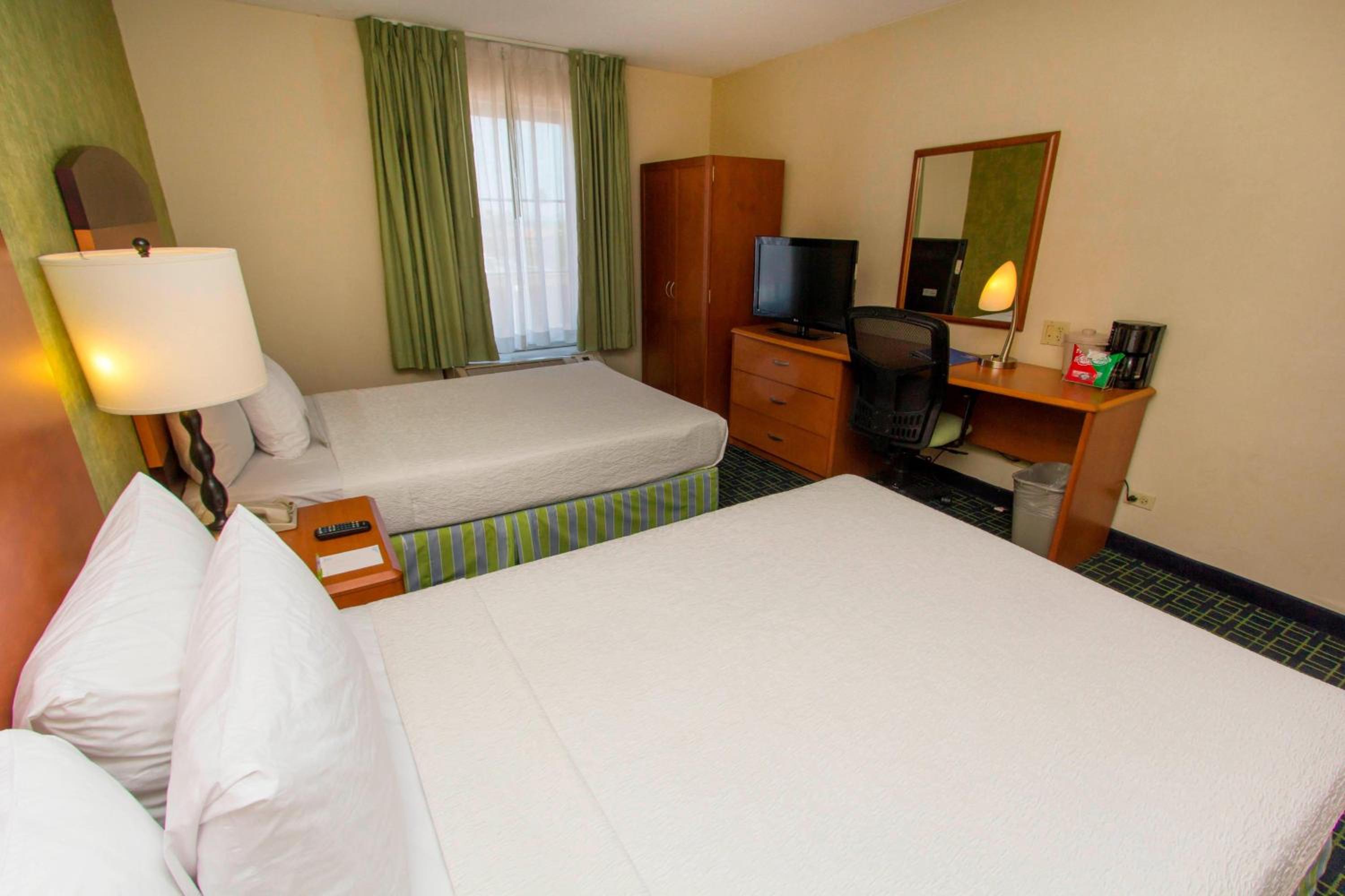 Queen Room with Two Queen Beds - Photo 4