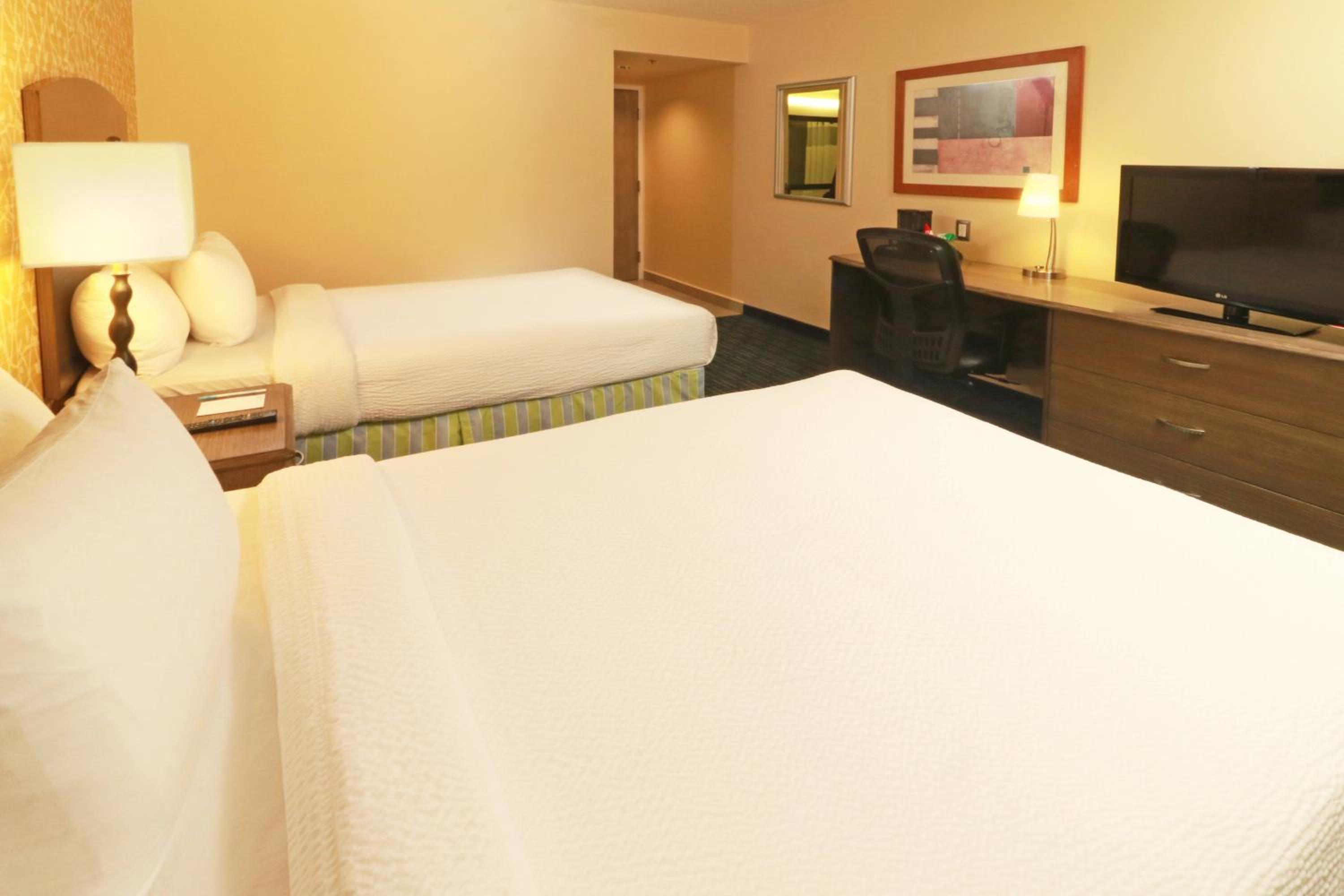 Queen Room with Two Queen Beds - Photo 2