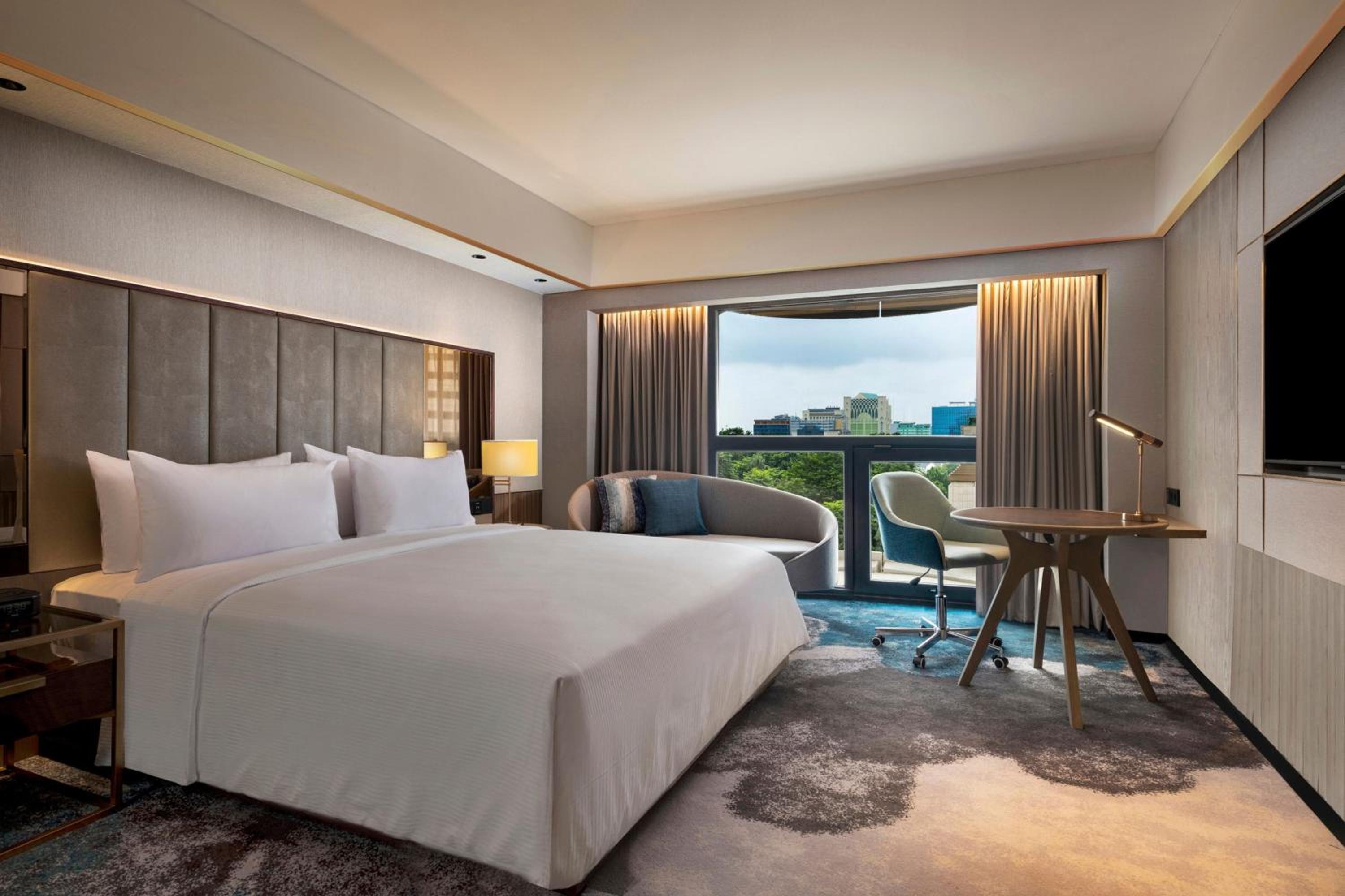 Grand Deluxe King Room with City View - Photo 5