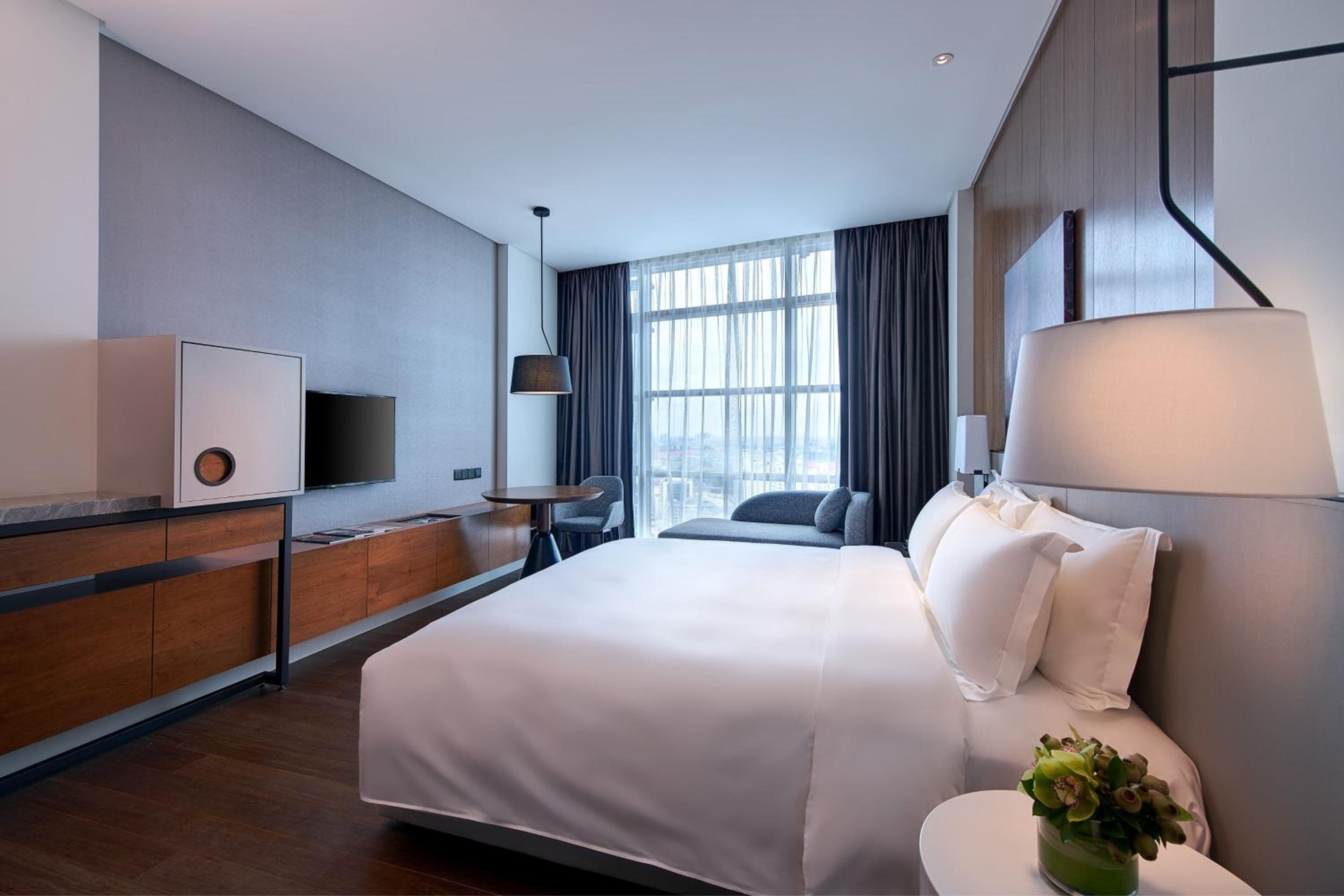 Deluxe King Room - Club Lounge Access photo 3