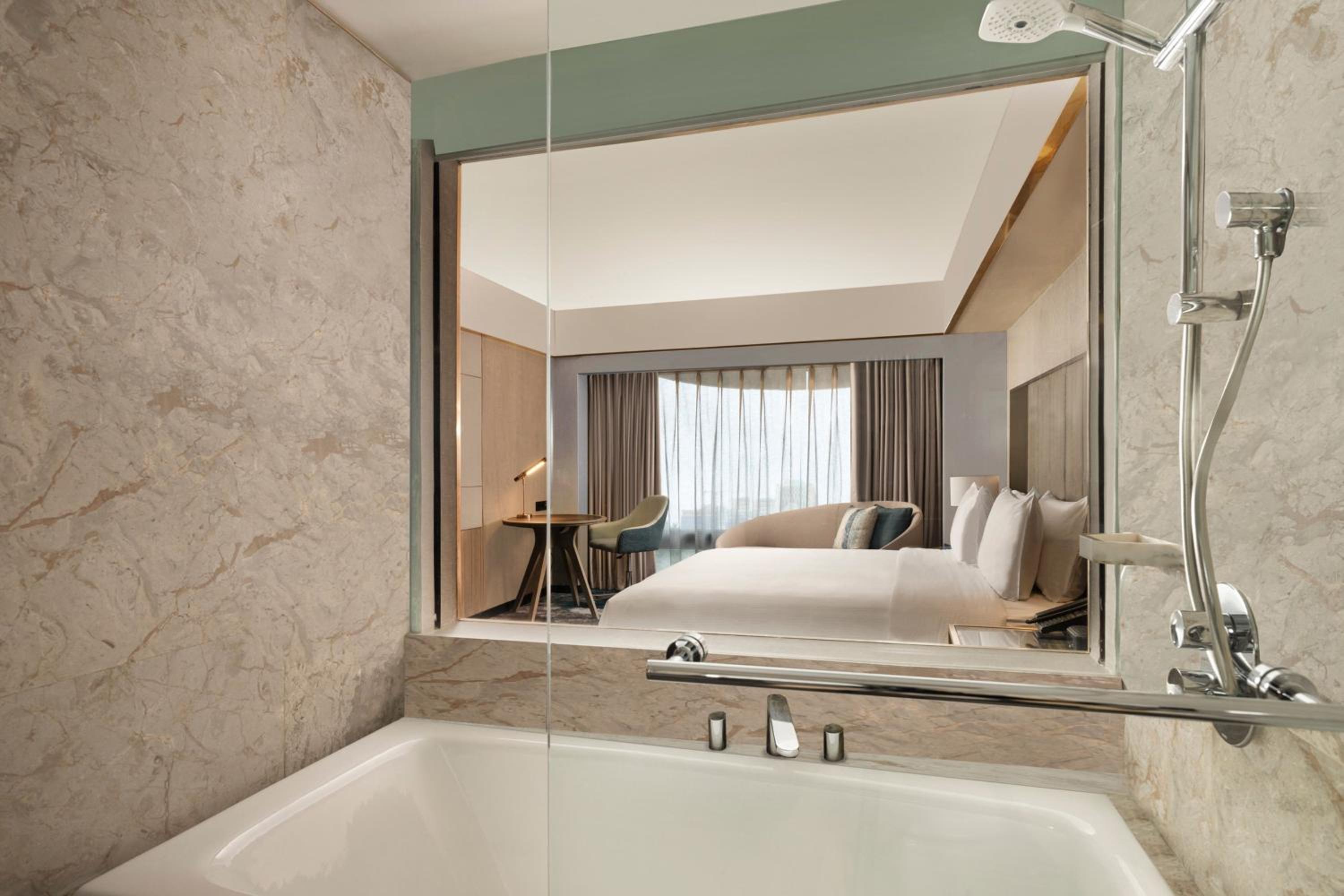 Grand Deluxe King Room with City View - Photo 4