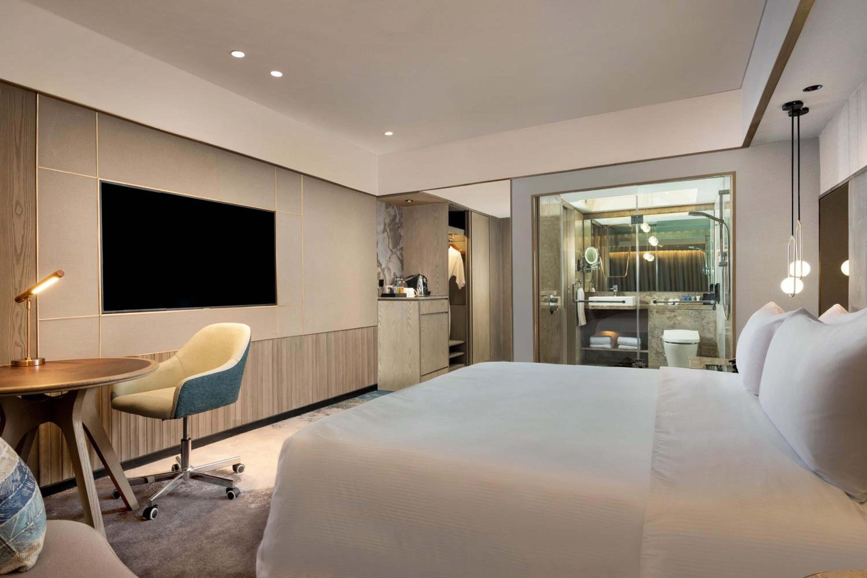 Grand Deluxe King Room with City View - Photo 3