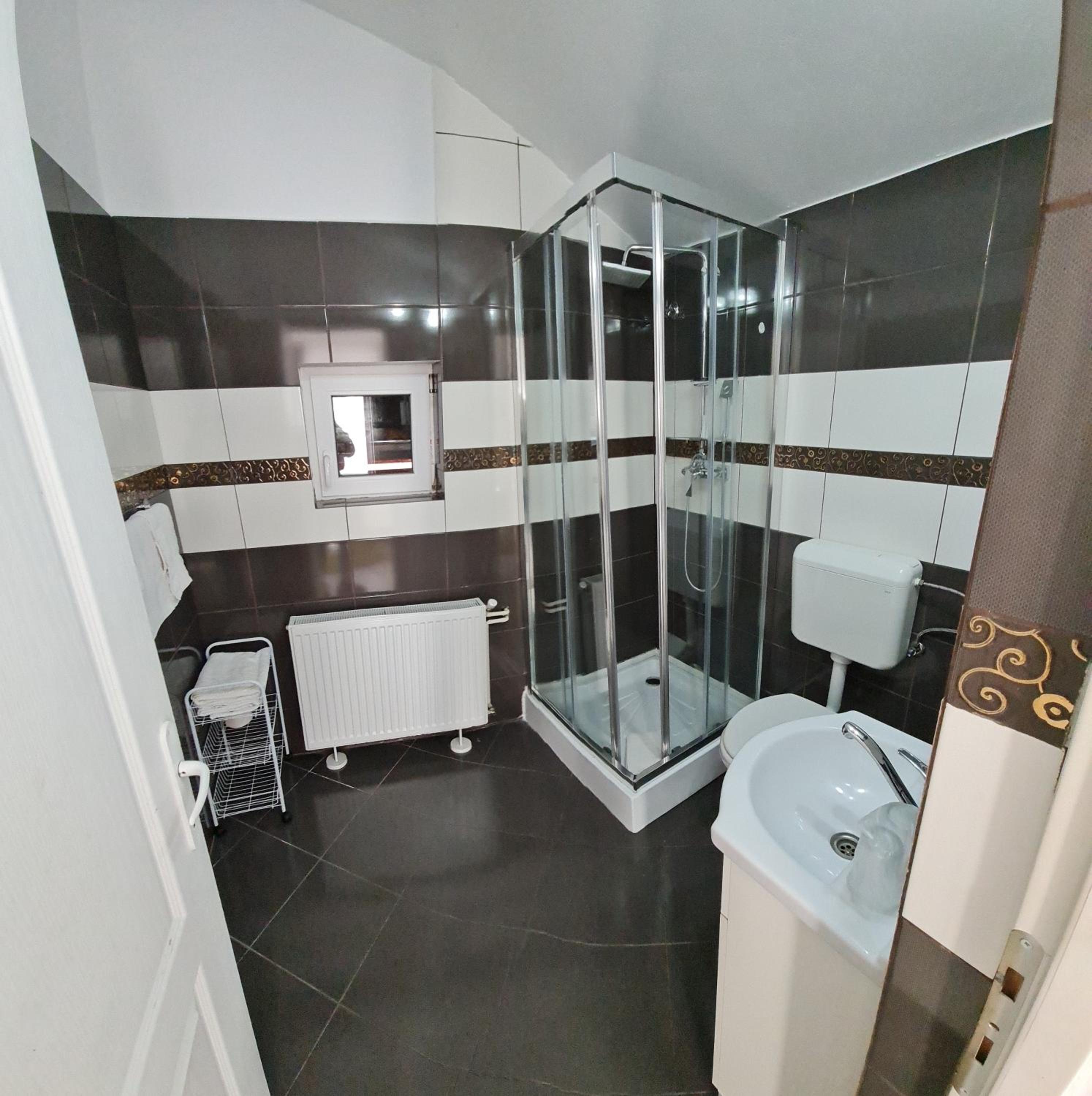 Budget Double Room - Photo 2