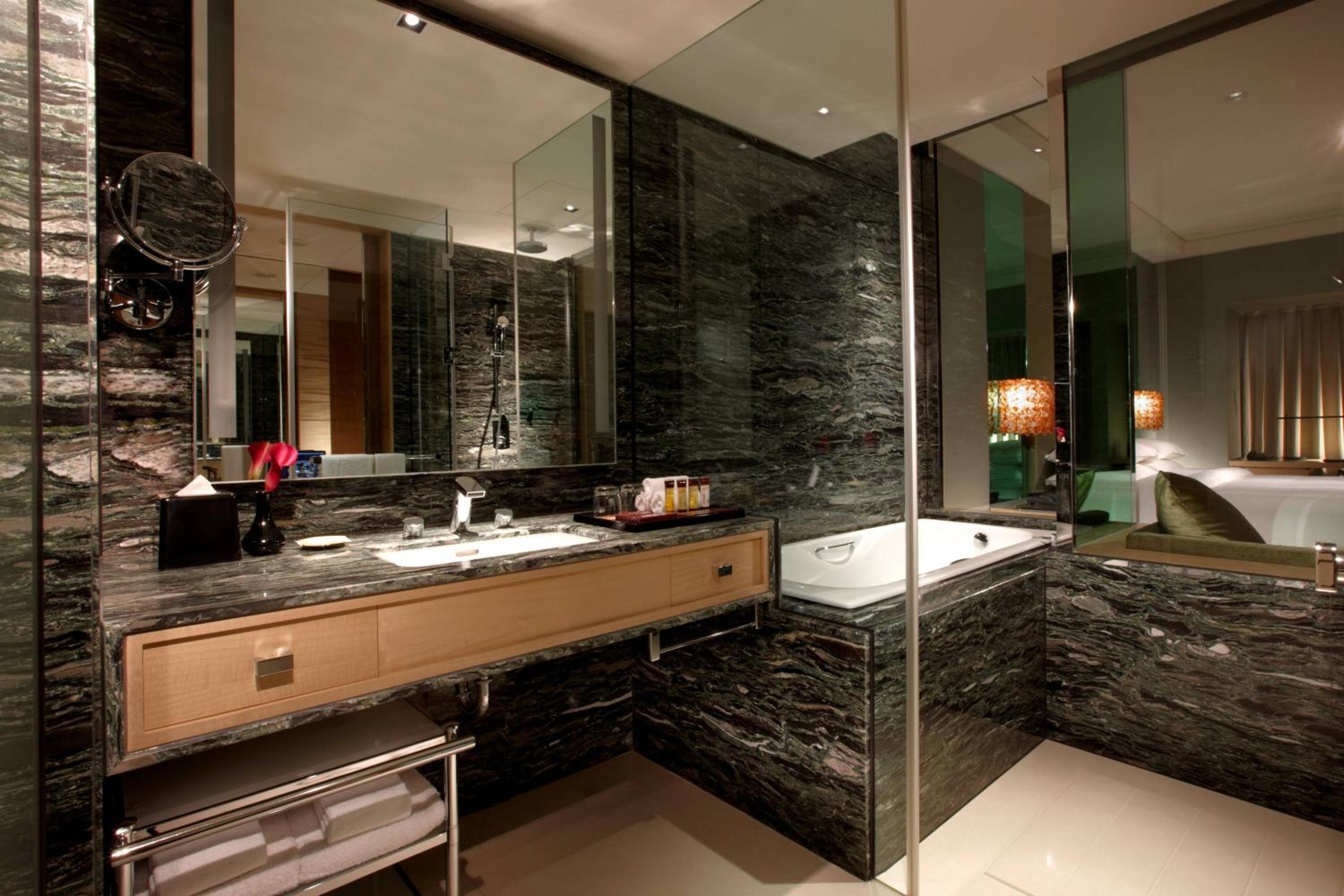 Deluxe King Room - Photo 5