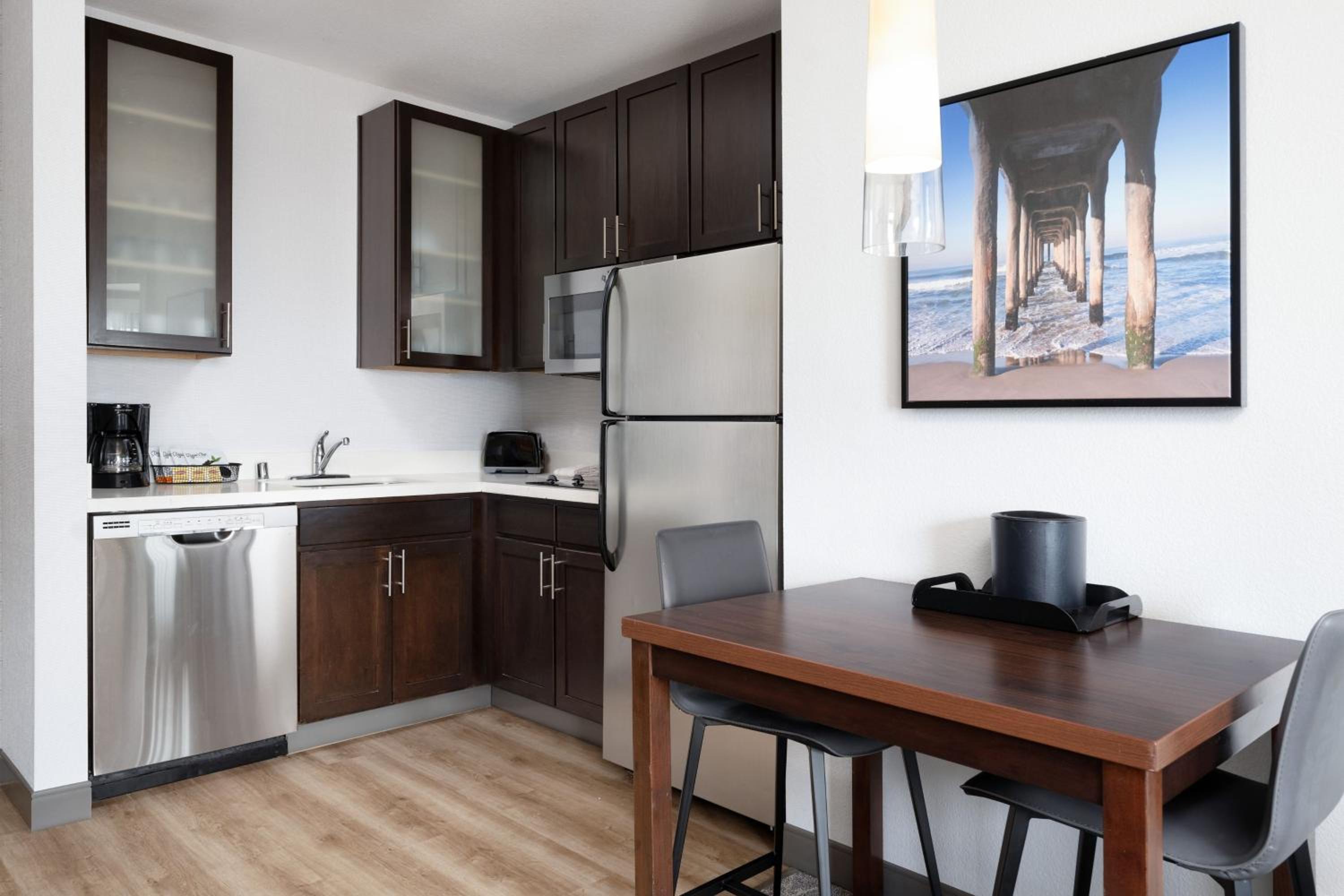 One-Bedroom King Suite with Sofa Bed and Adapted Tub - Mobility Accessible photo 2
