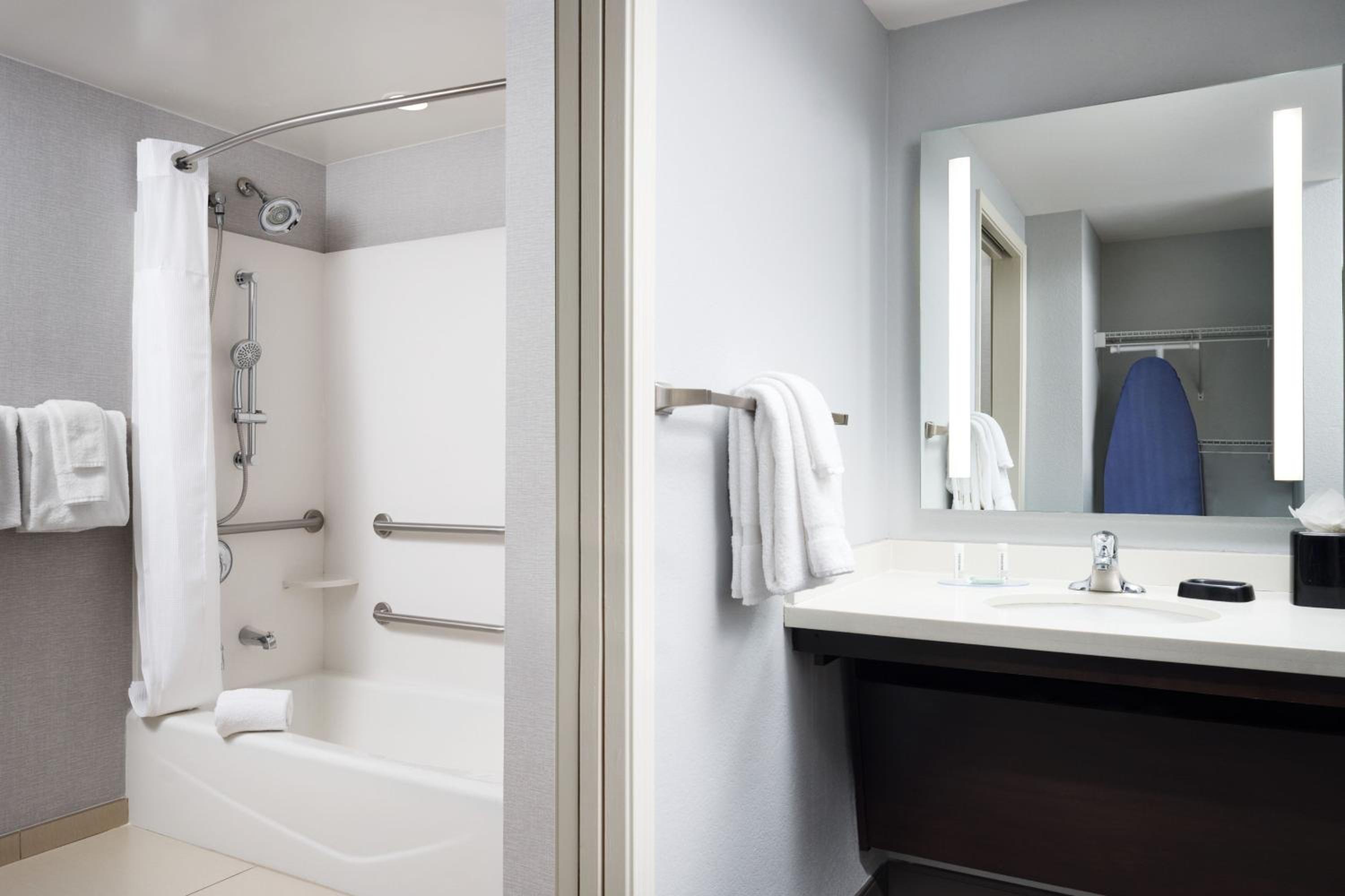 One-Bedroom Queen Suite with Sofa Bed and Adapted Tub - Mobility Accessible photo 2