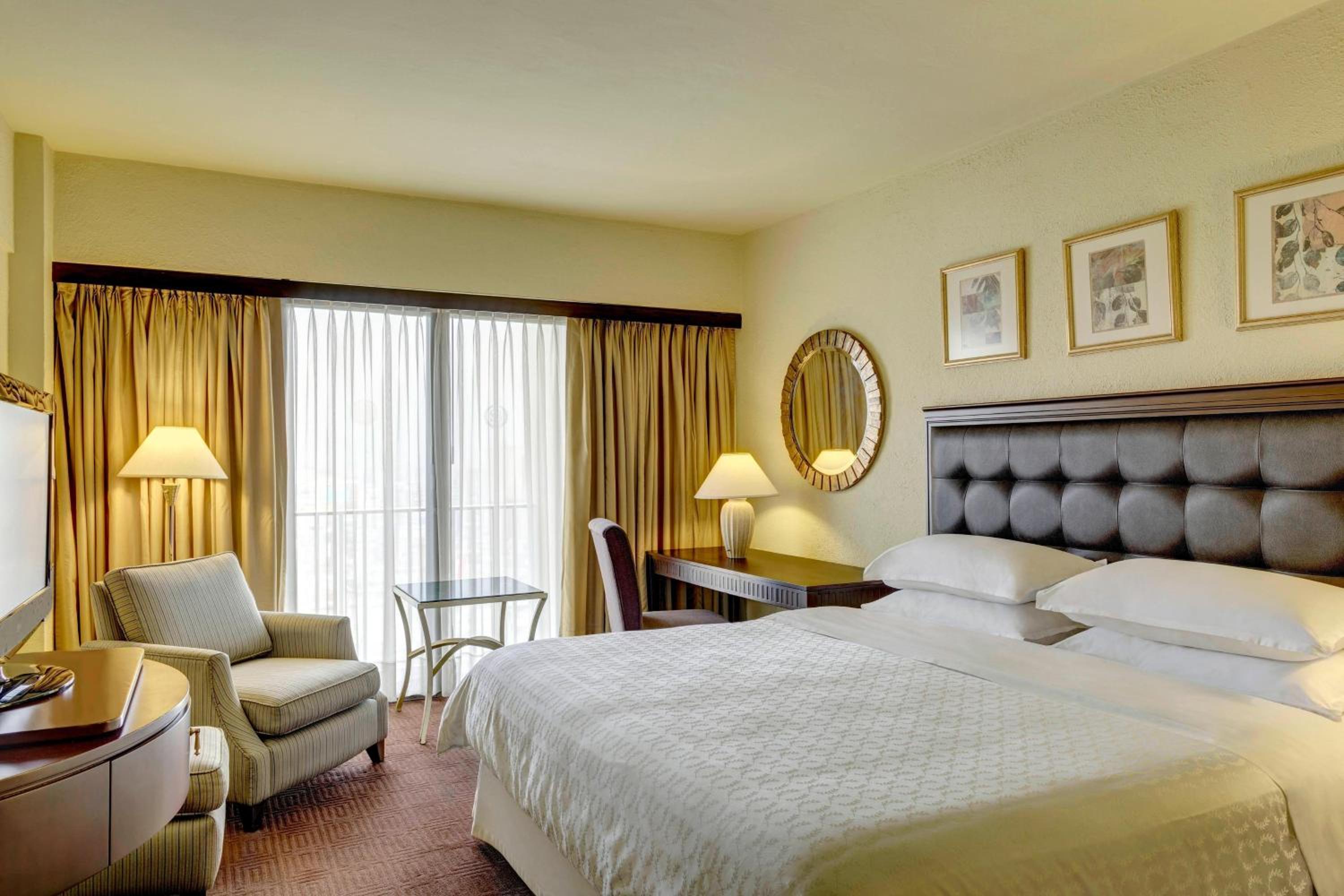 Concierge level, Guest room, 1 King, Corner room - Photo 1