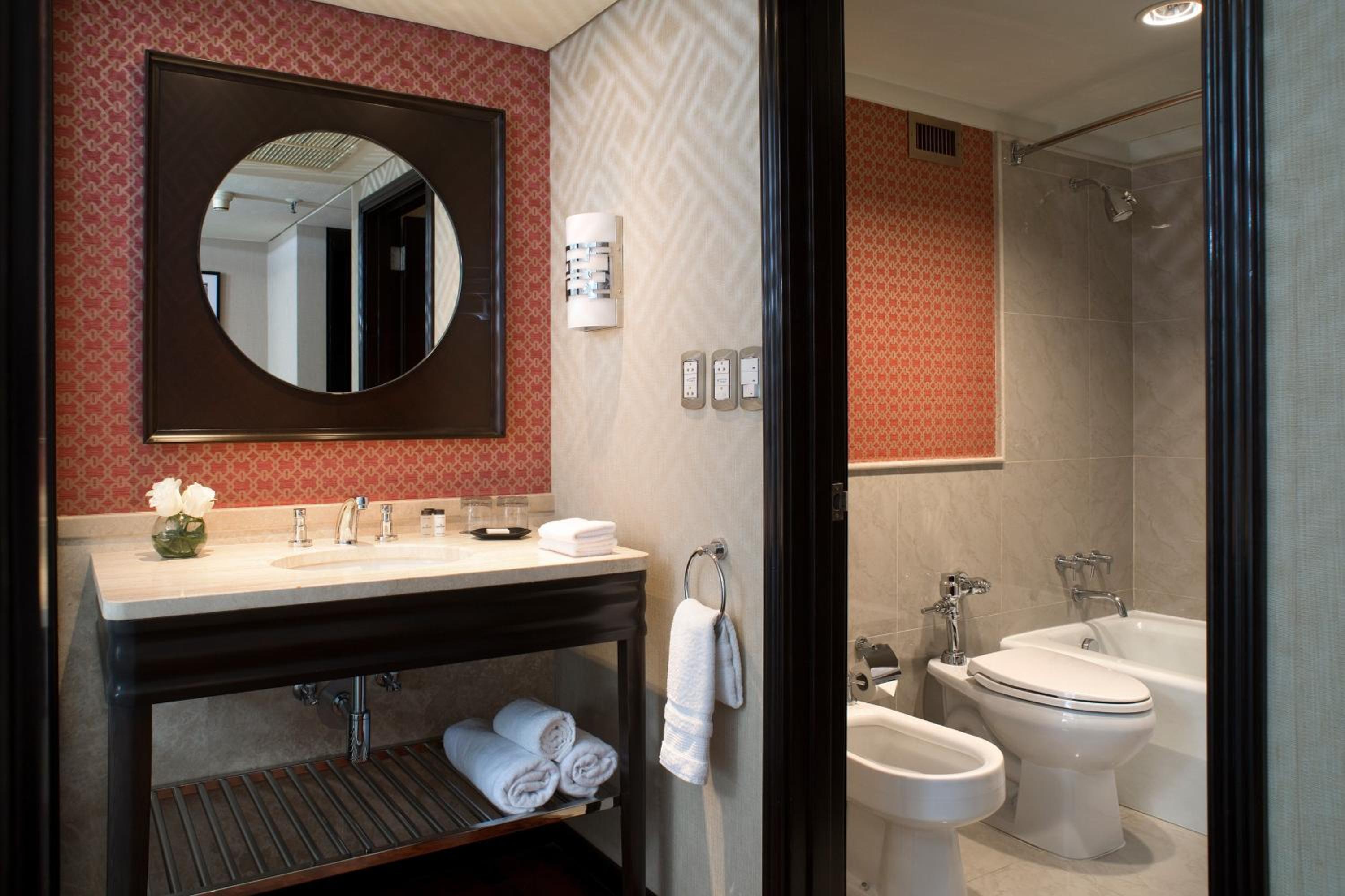 Classic, Guest room, 1 King - Photo 5