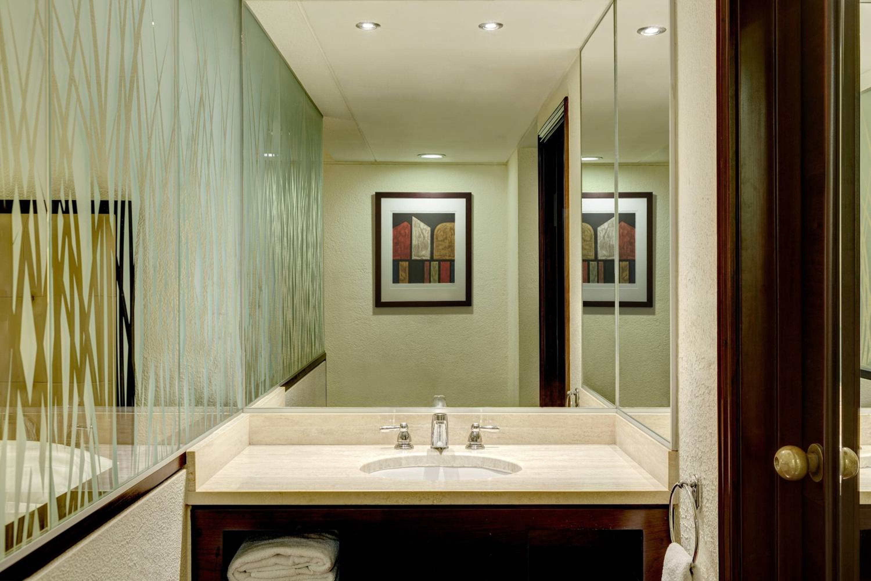 Concierge level, Guest room, 1 King, Corner room - Photo 2
