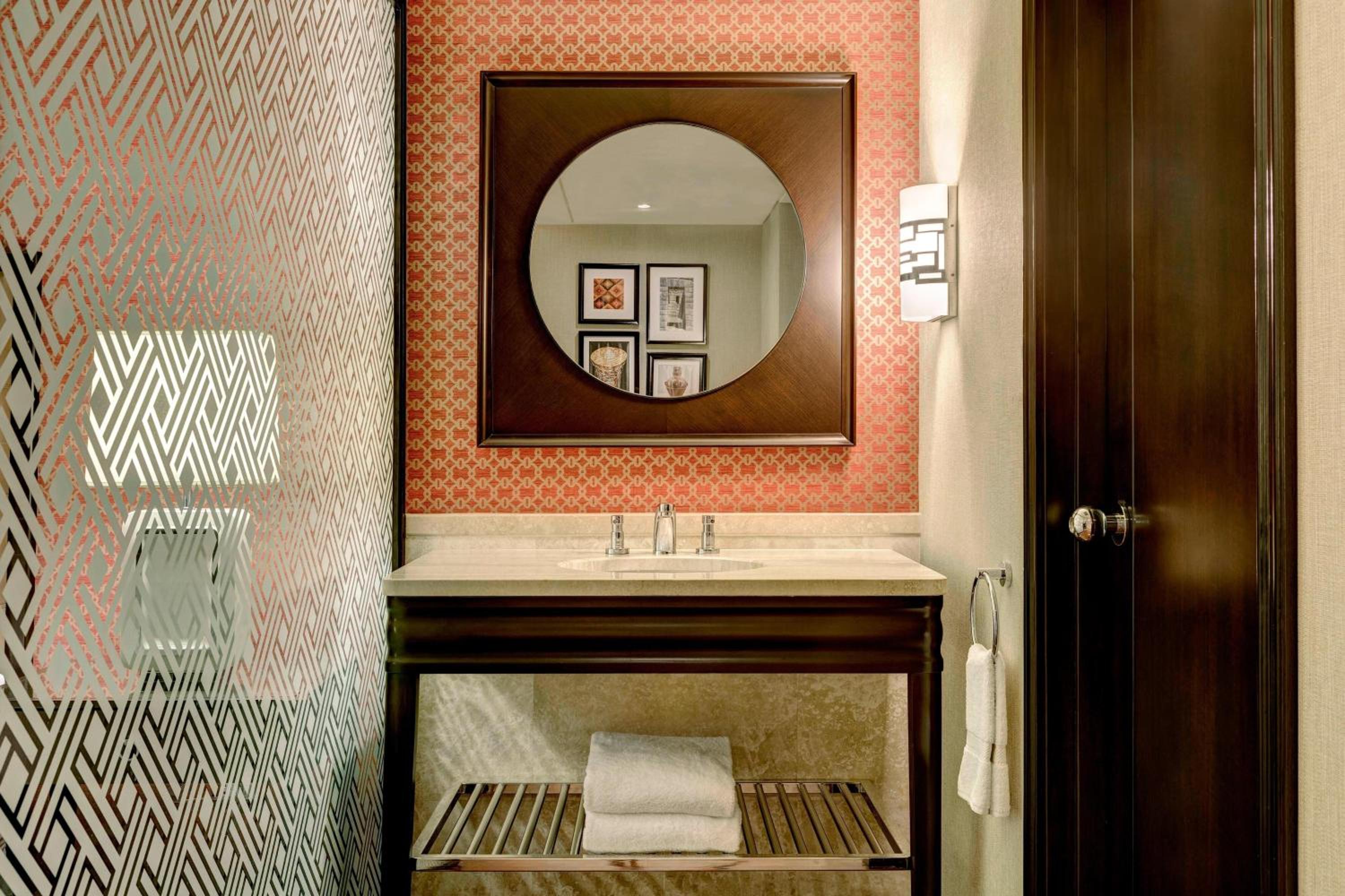 Classic, Guest room, 1 King - Photo 4