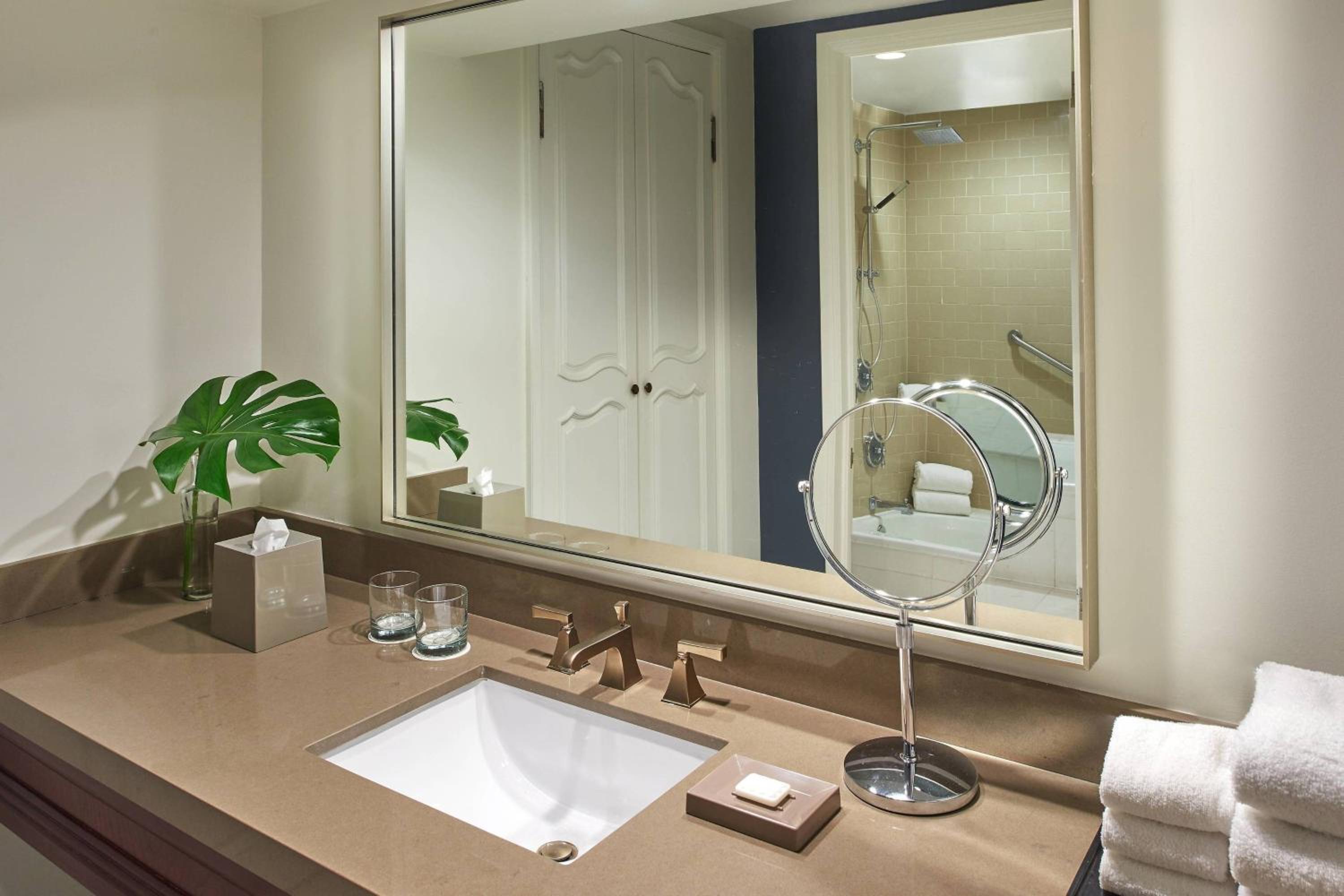 Smaller Guest room, 1 King, City view photo 3