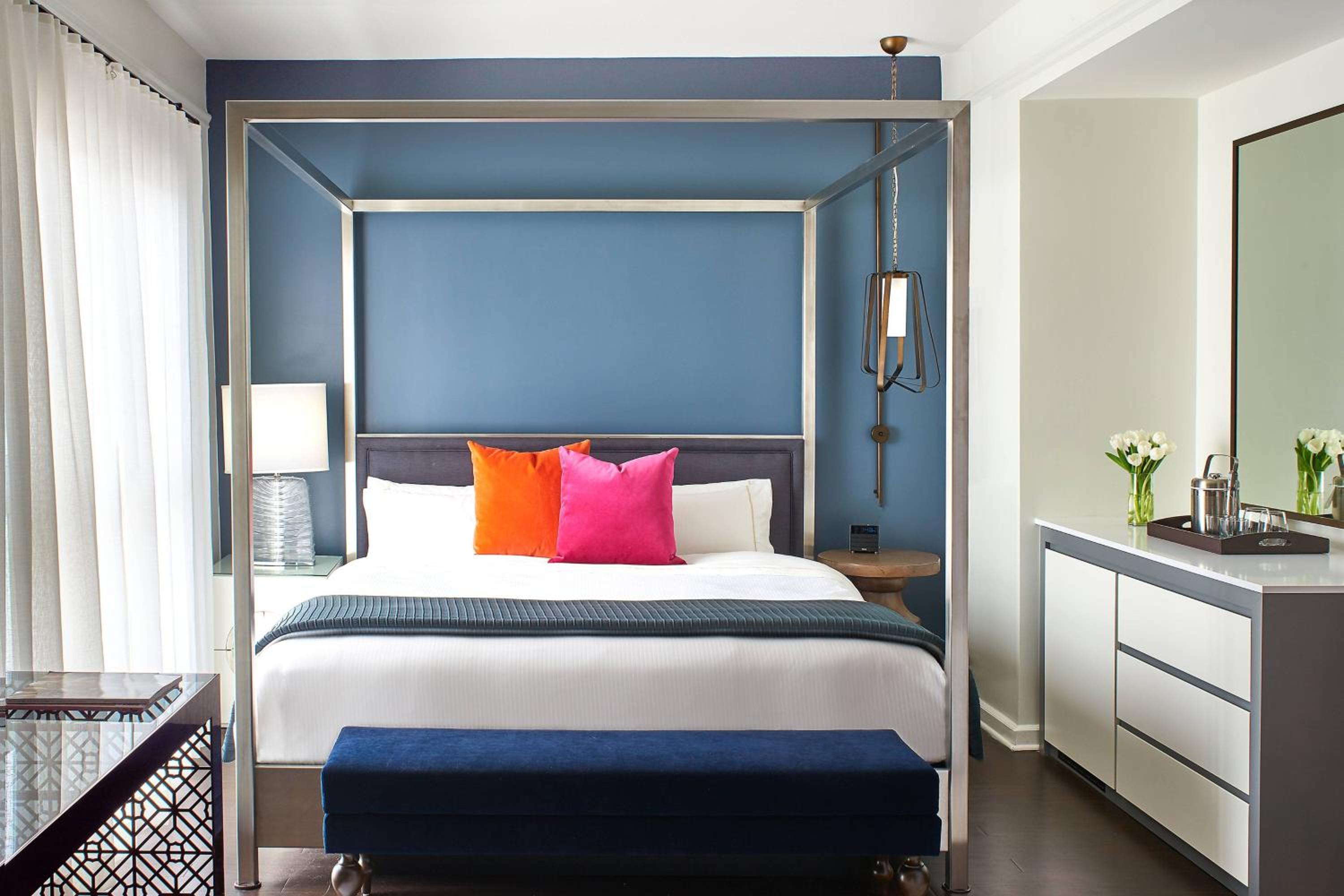 Smaller Guest room, 1 King, City view