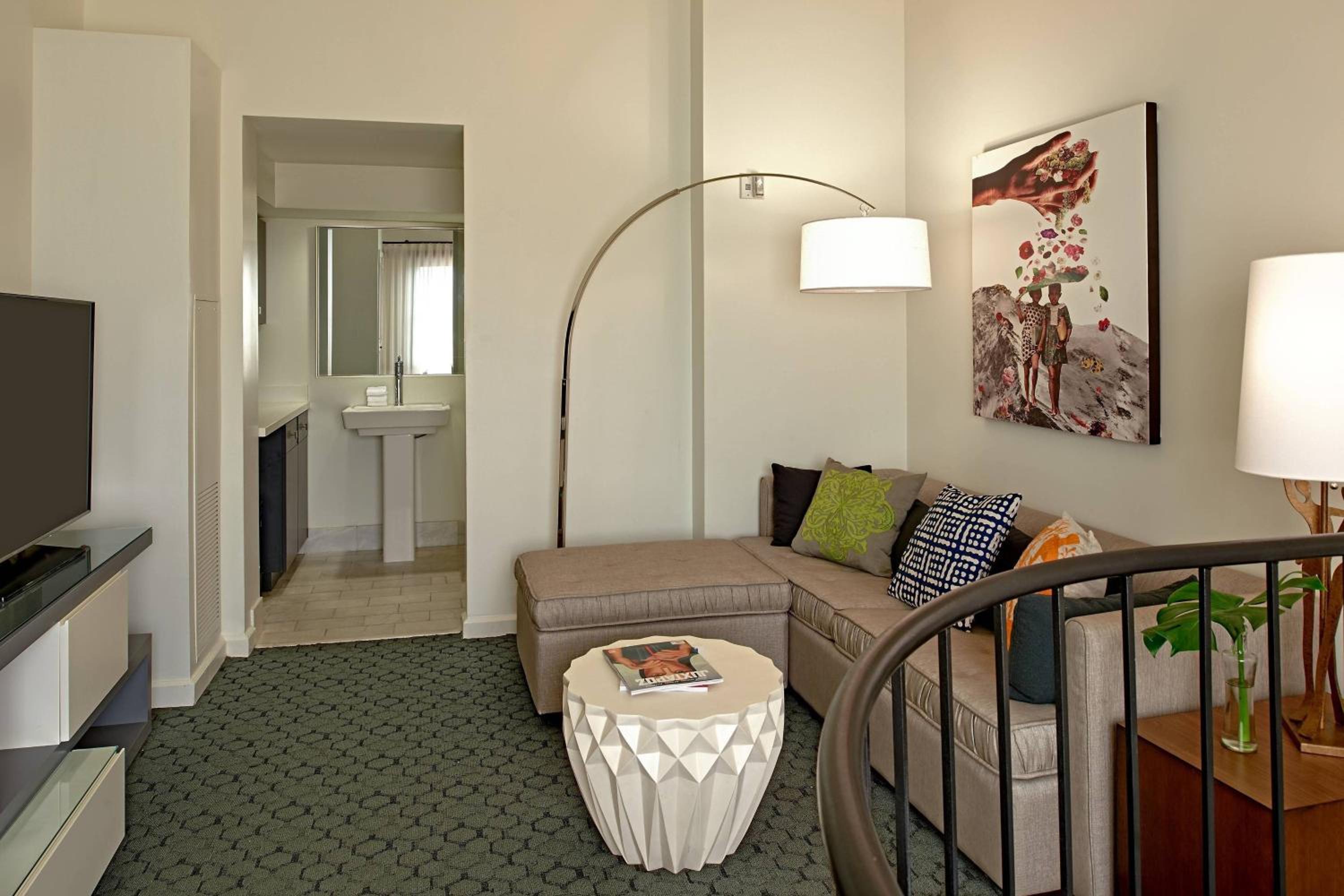 Executive Loft, 1 Bedroom Bi-level Loft, 1 King, Sofa Bed, 2 Bathrooms, City View photo 3
