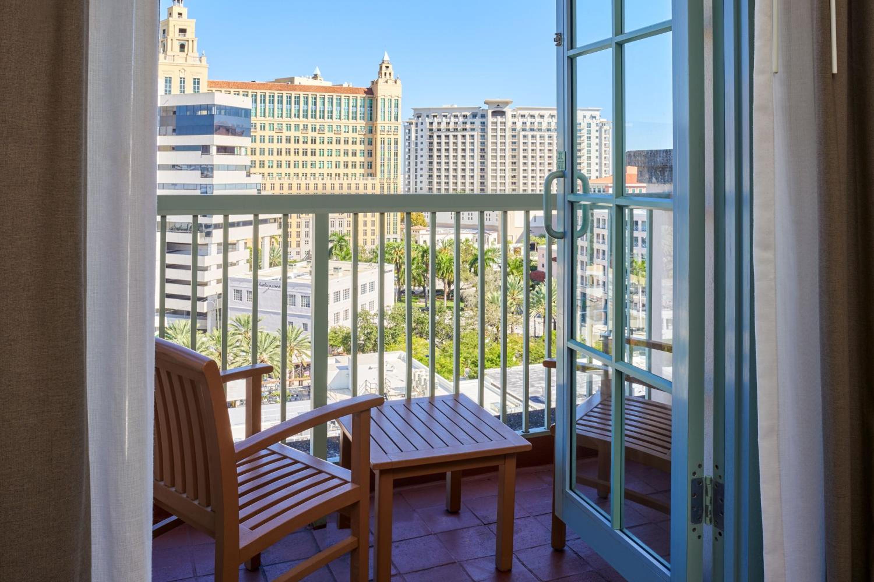 Ponce De Leon, Junior Suite, 1 King, Sofa Bed, City View, Balcony