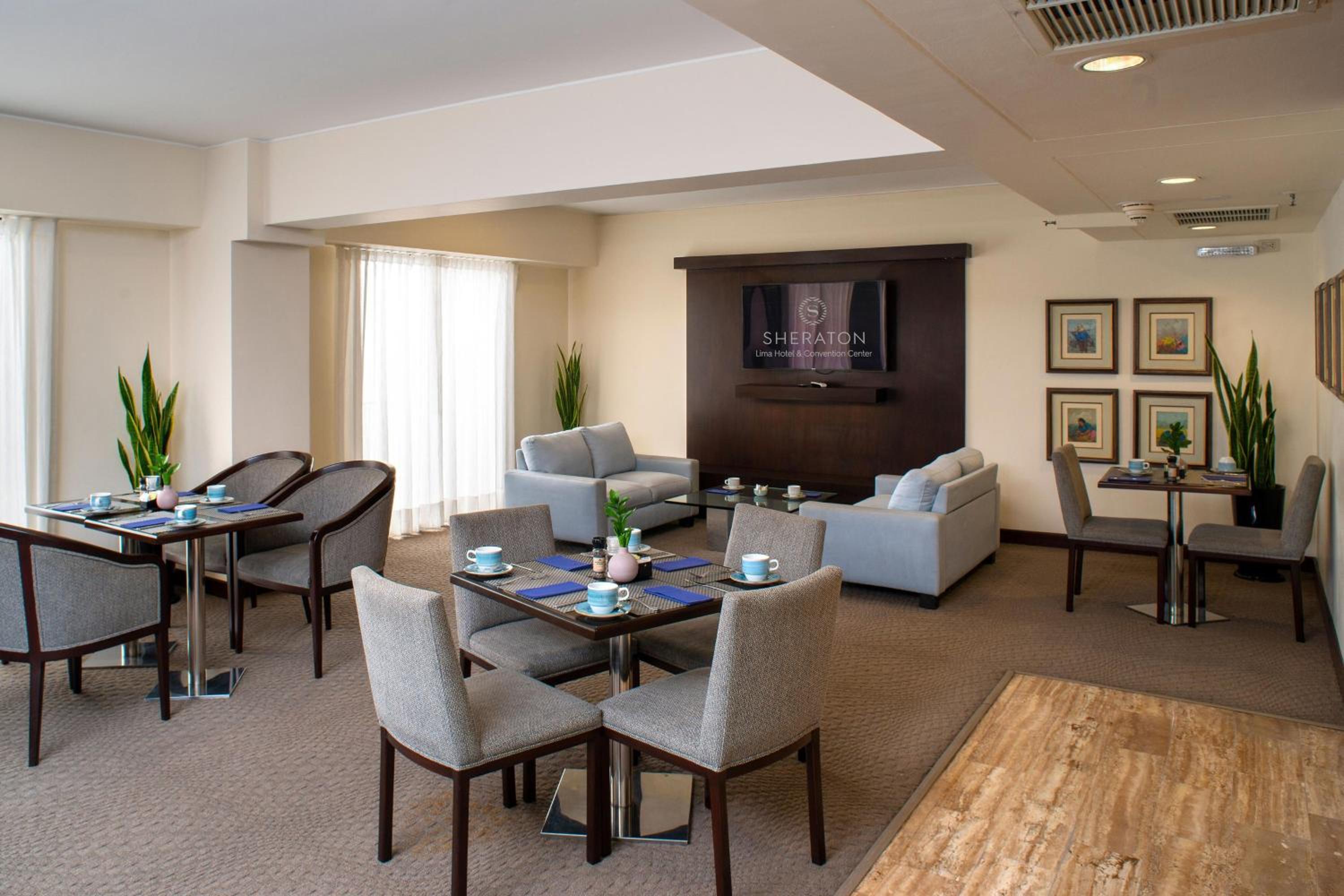 Concierge level, Guest room, 1 King, Corner room - Photo 3