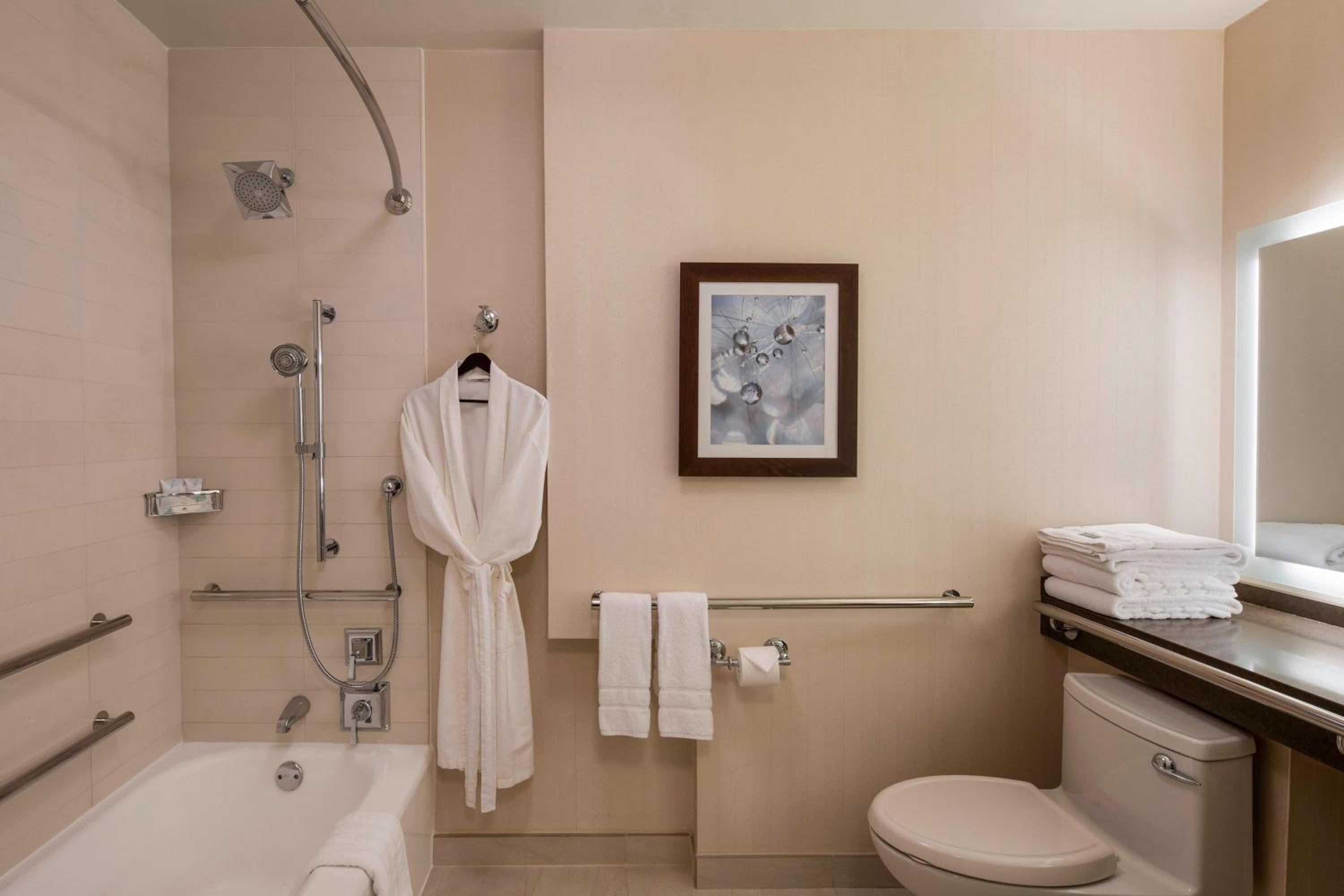 Traditional King Room - Hearing Accessible