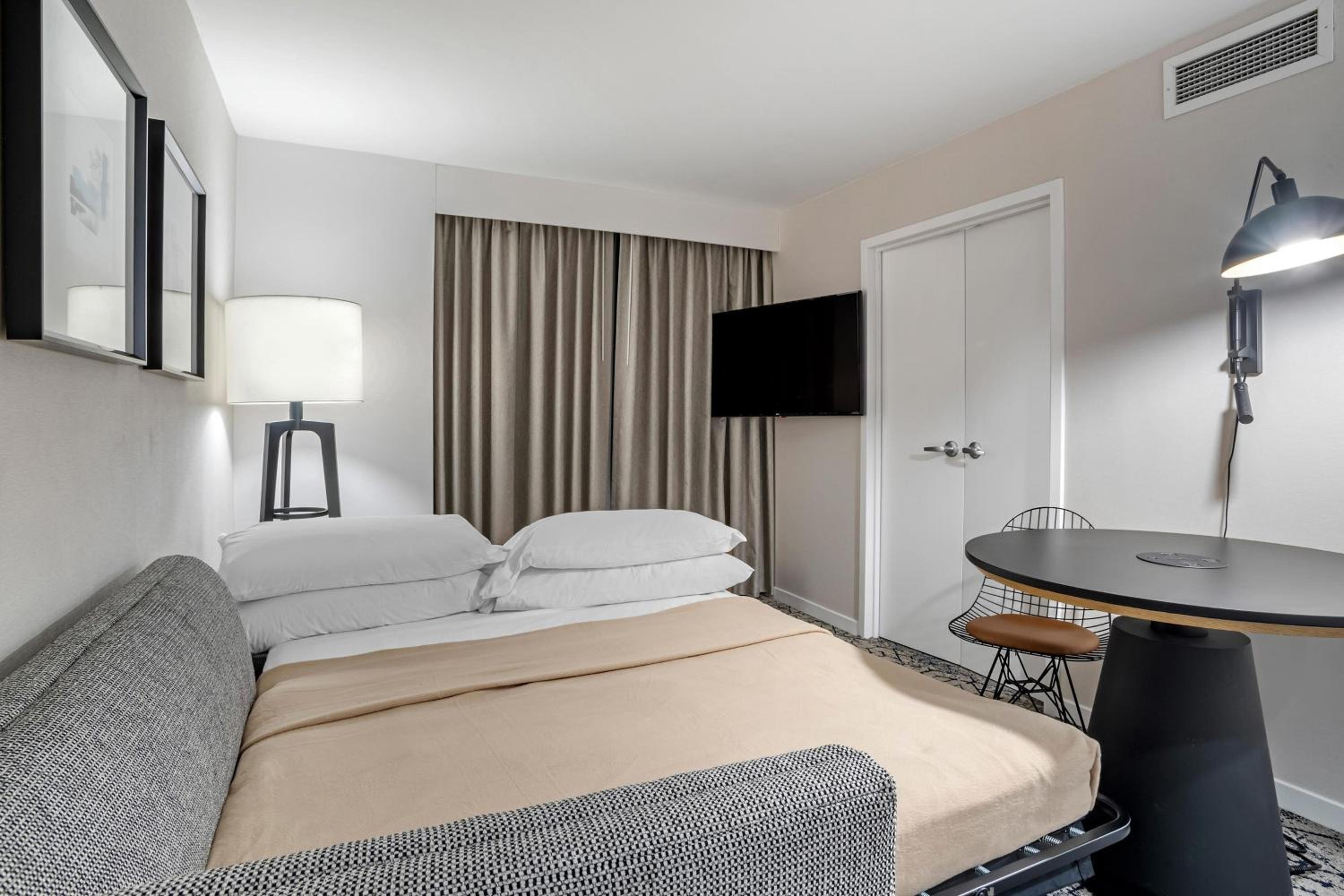 1 Bedroom Suite, 1 King, Sofa bed - Photo 8