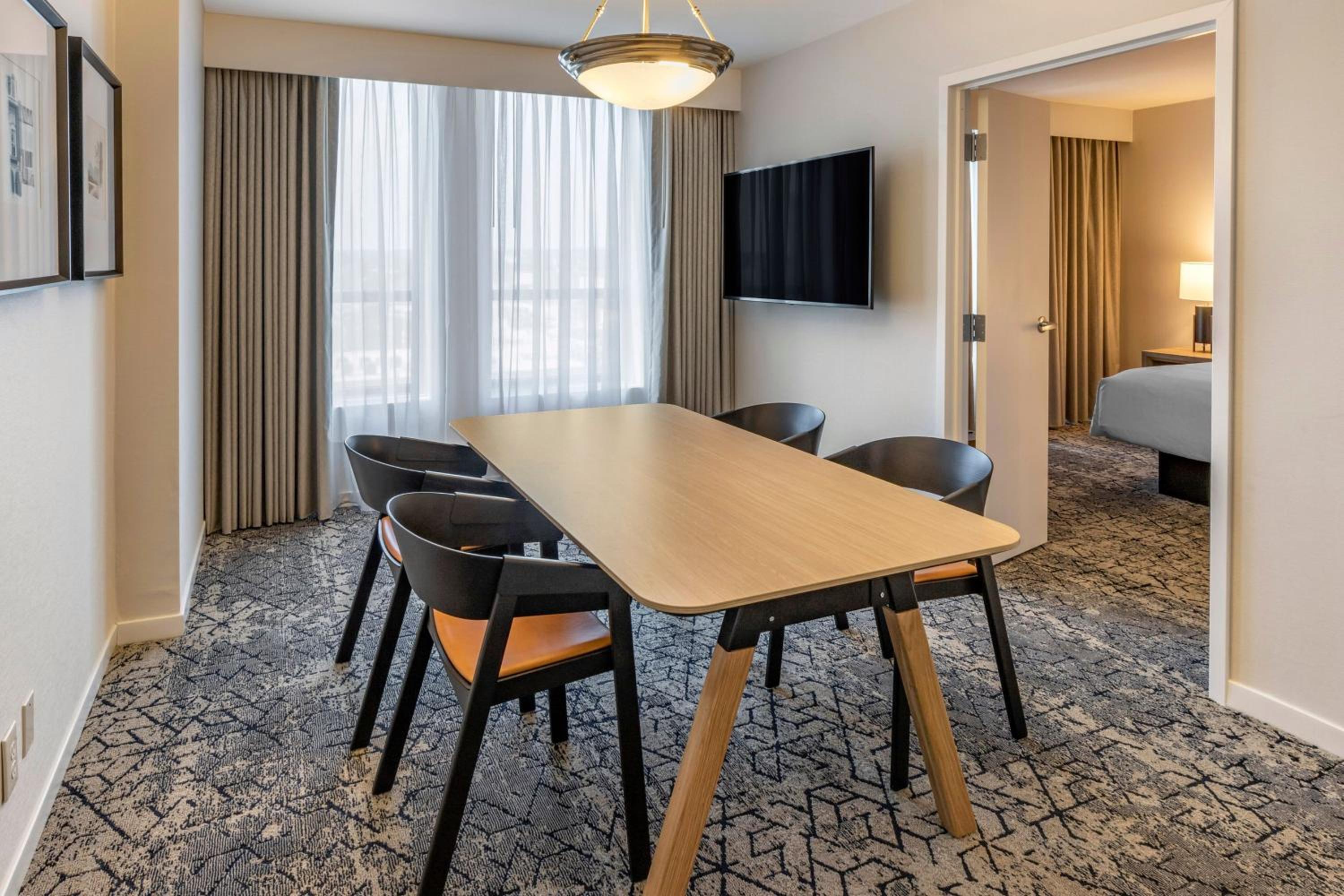One-Bedroom Conference Suite - Photo 4