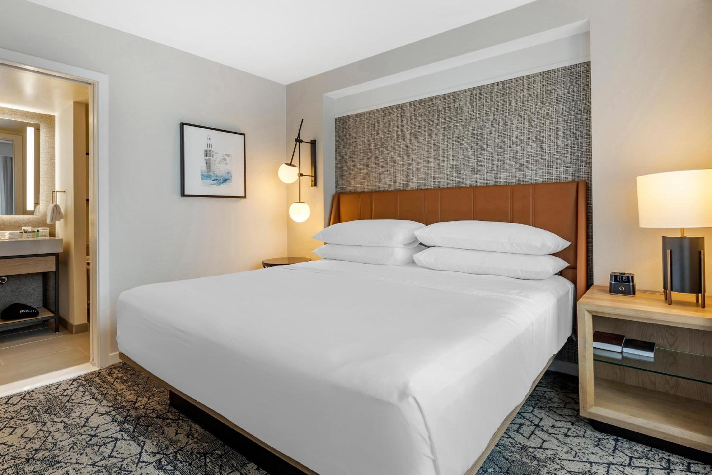 1 Bedroom Suite, 1 King, Sofa bed - Photo 5
