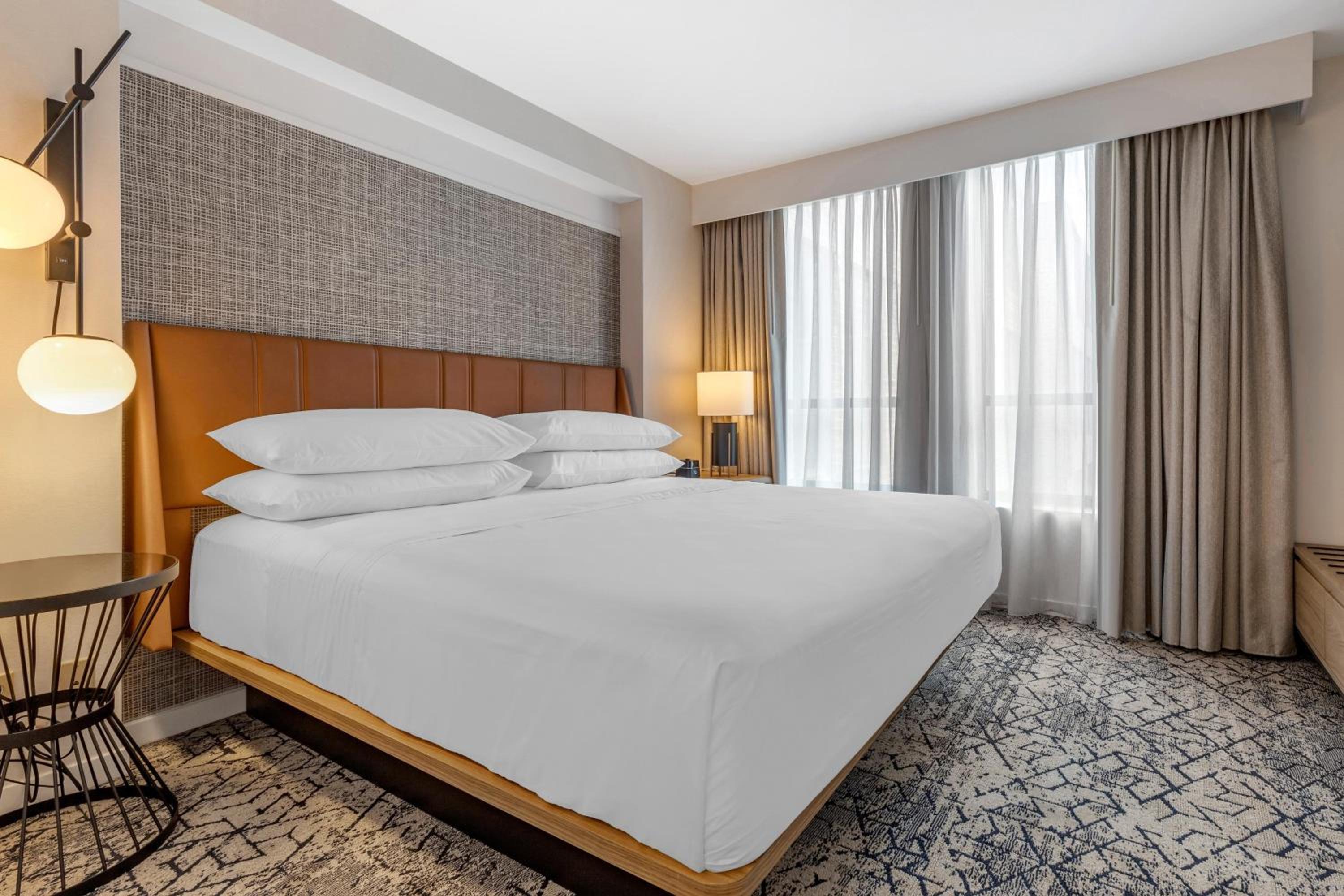 1 Bedroom Suite, 1 King, Sofa bed - Photo 7