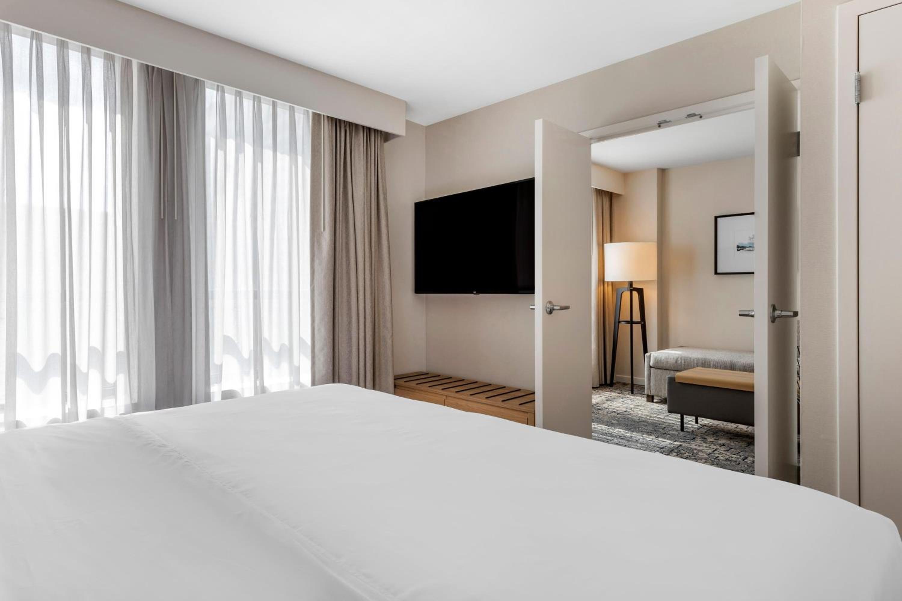 1 Bedroom Suite, 1 King, Sofa bed - Photo 6
