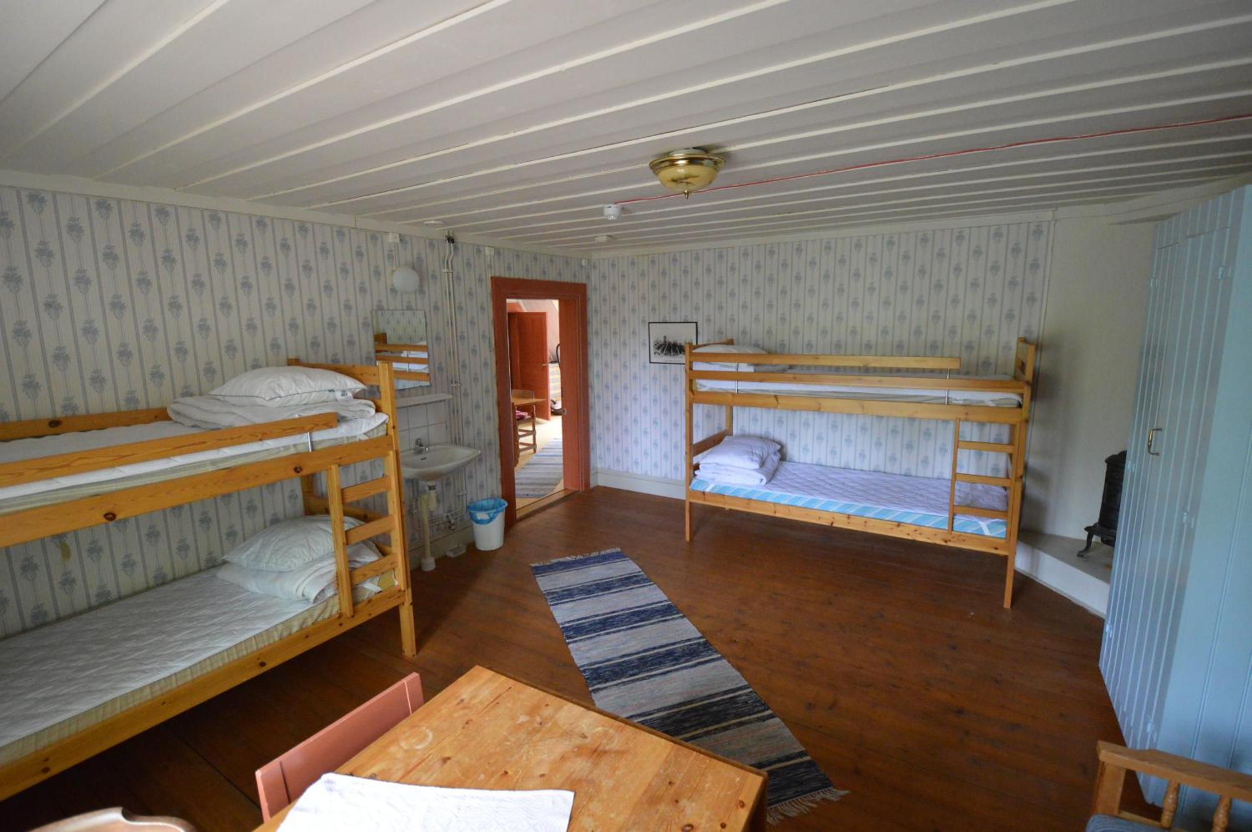 Economy Quadruple Room with Shared Bathroom photo 2
