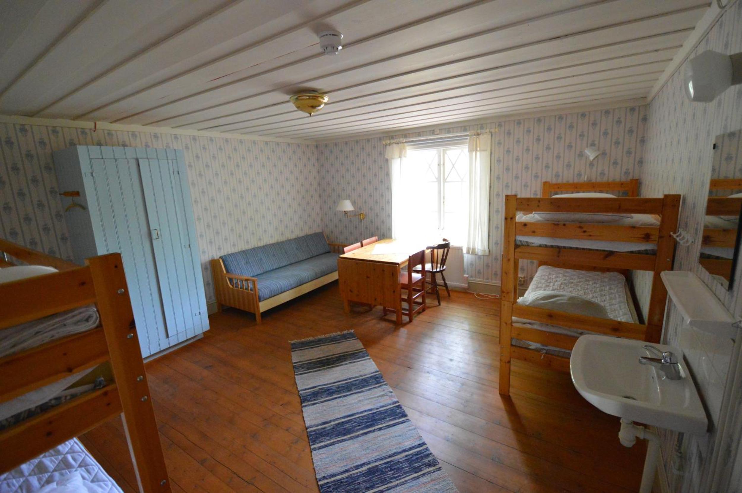 Economy Quadruple Room with Shared Bathroom photo 1